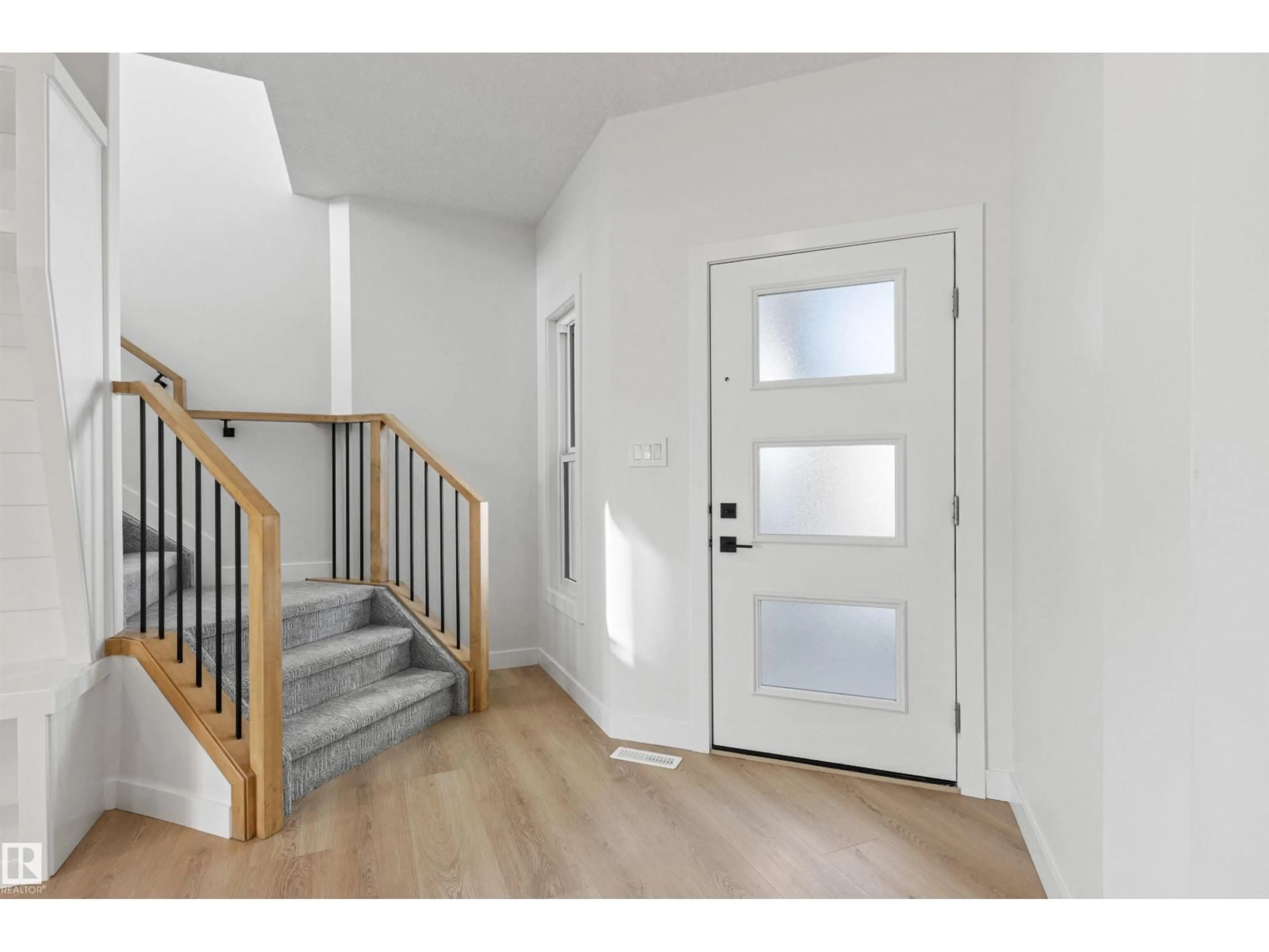 Indoor entryway for 3331 CHICKADEE DRIVE, Edmonton Alberta T5V1R5
