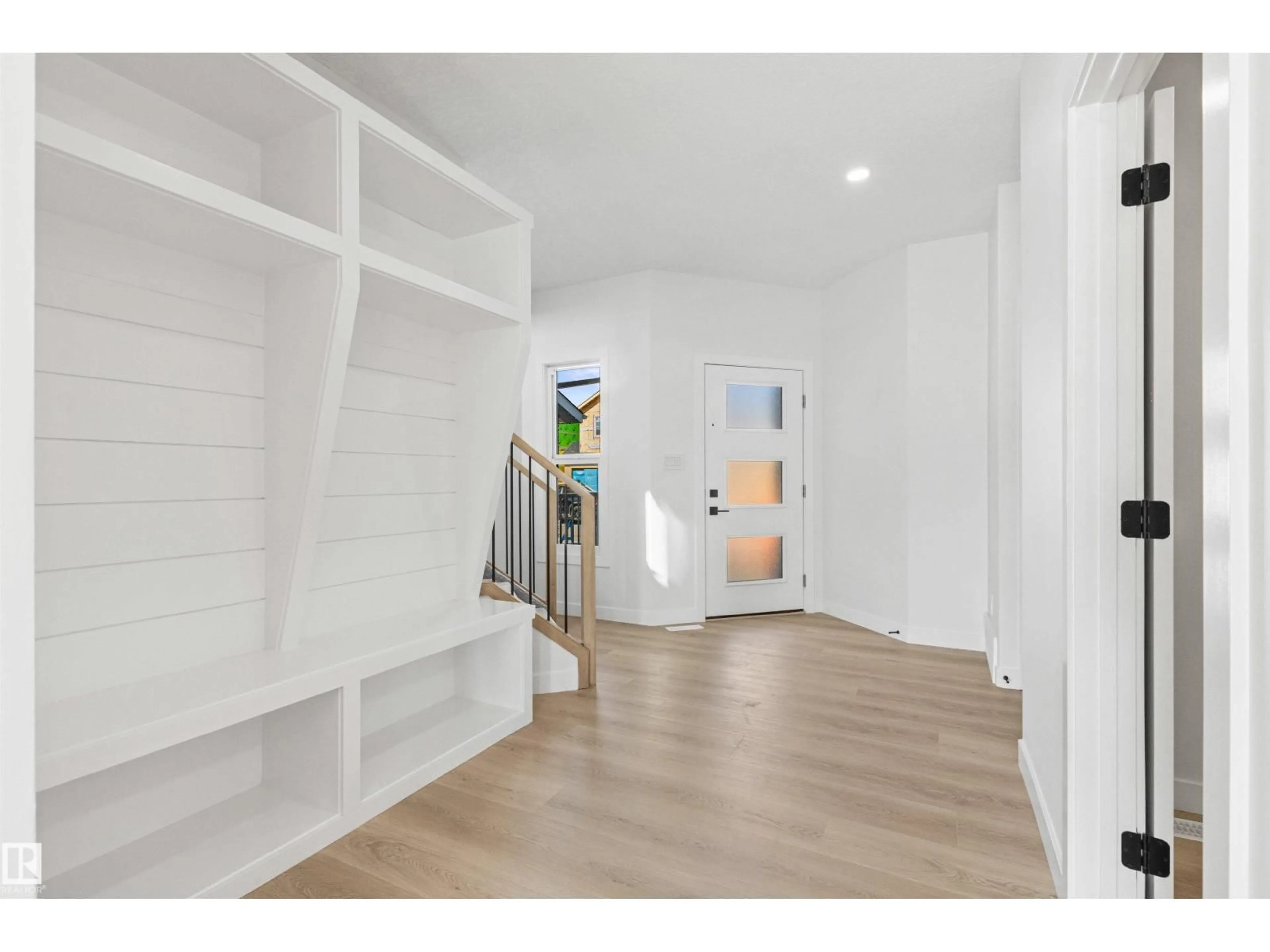 Indoor entryway for 3331 CHICKADEE DRIVE, Edmonton Alberta T5V1R5