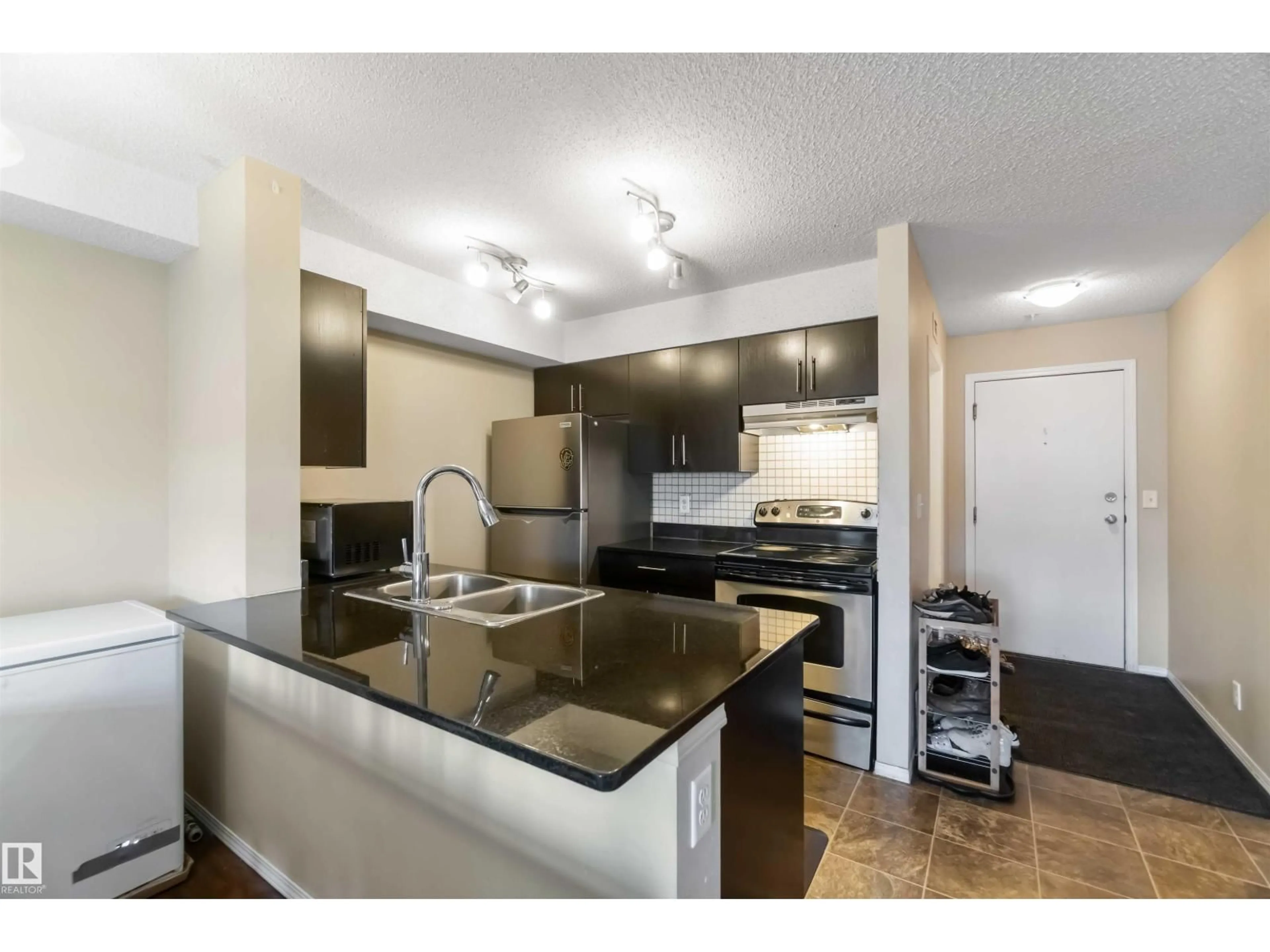 Standard kitchen, unknown for 210 - 530 WATT BV, Edmonton Alberta T6X1P7