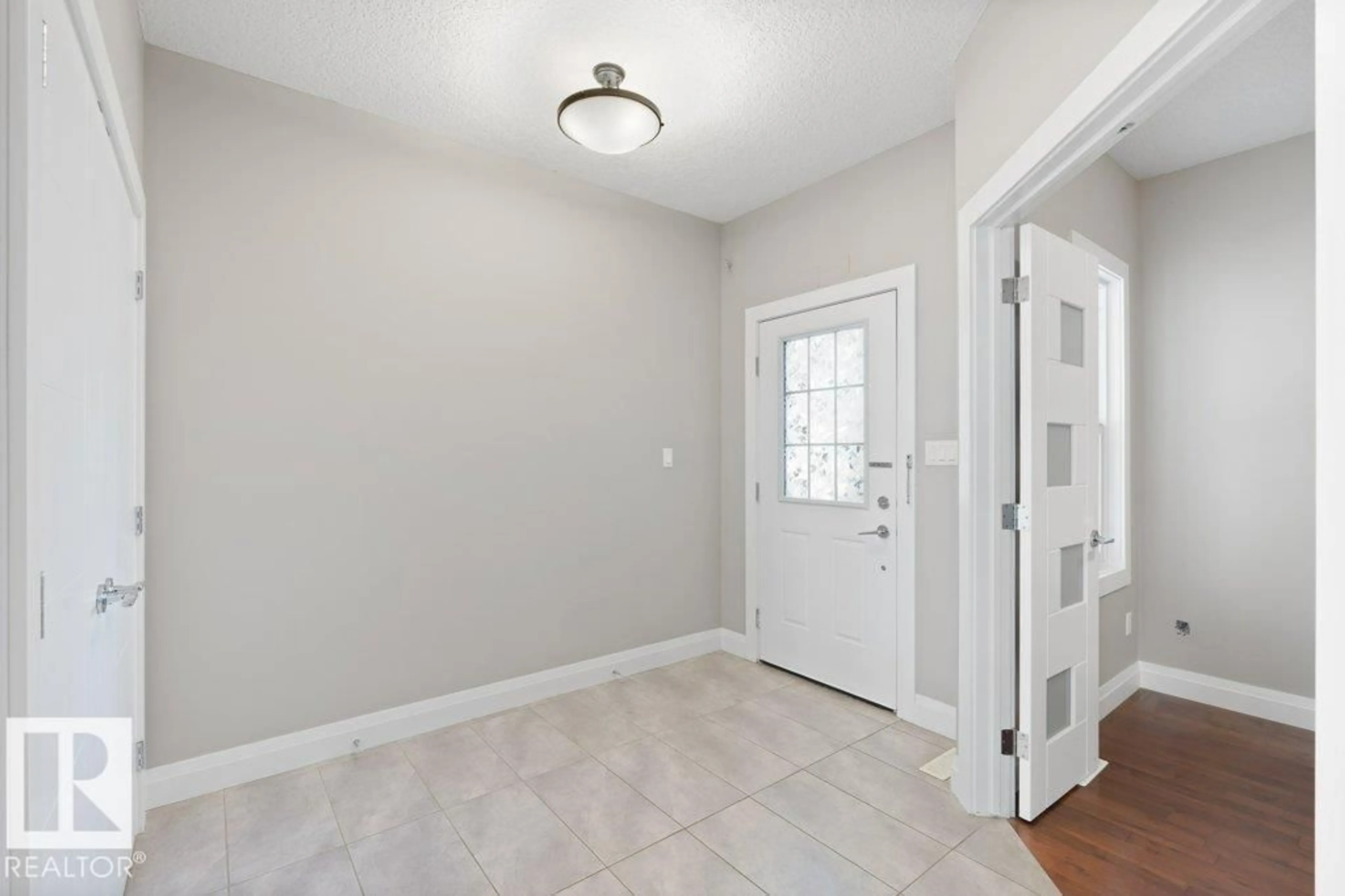 Indoor entryway for SW - 1952 ADAMSON TC, Edmonton Alberta T6W2N7