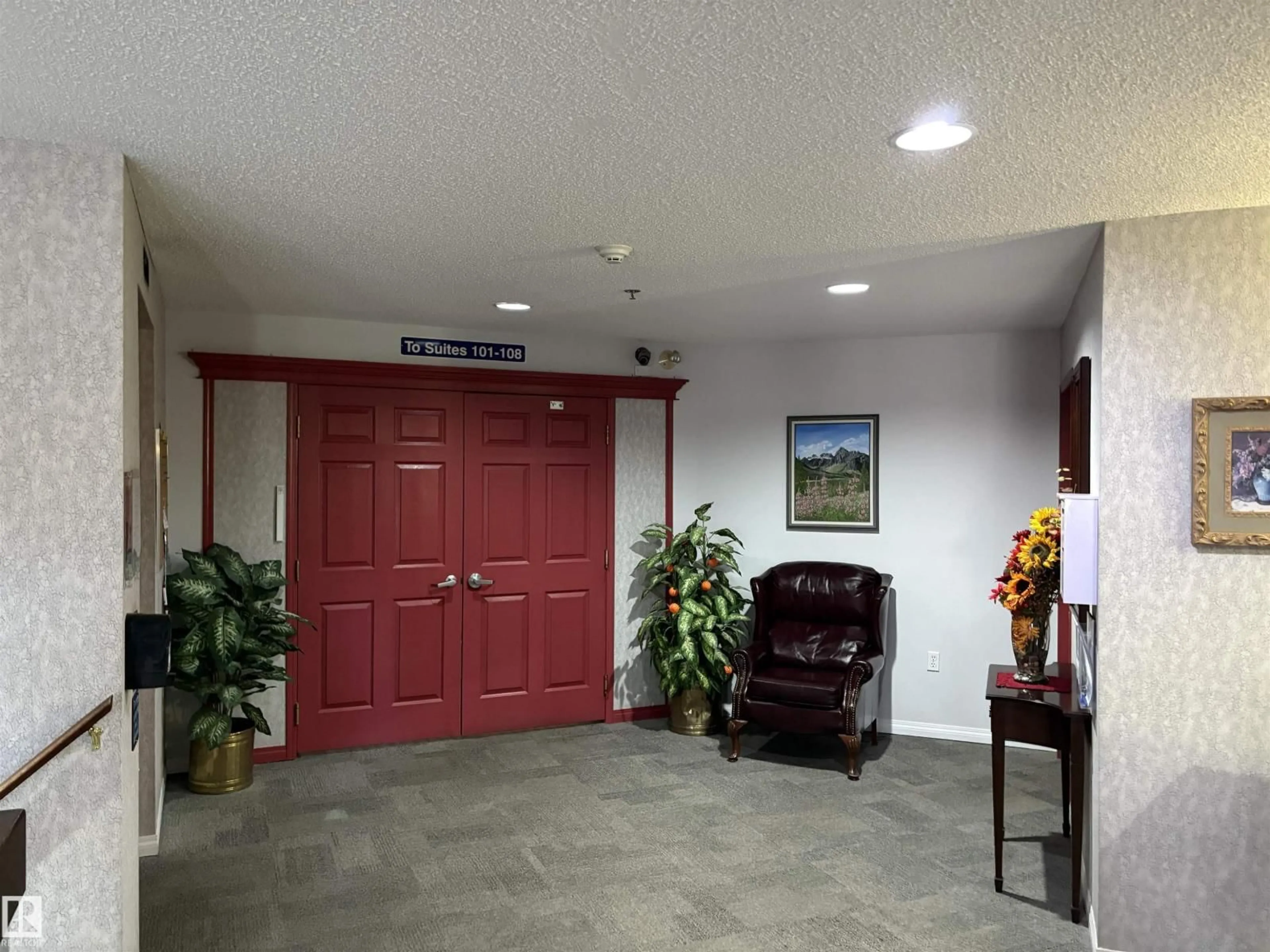Indoor foyer for #102 - 17519 98A AV, Edmonton Alberta T5T6C1