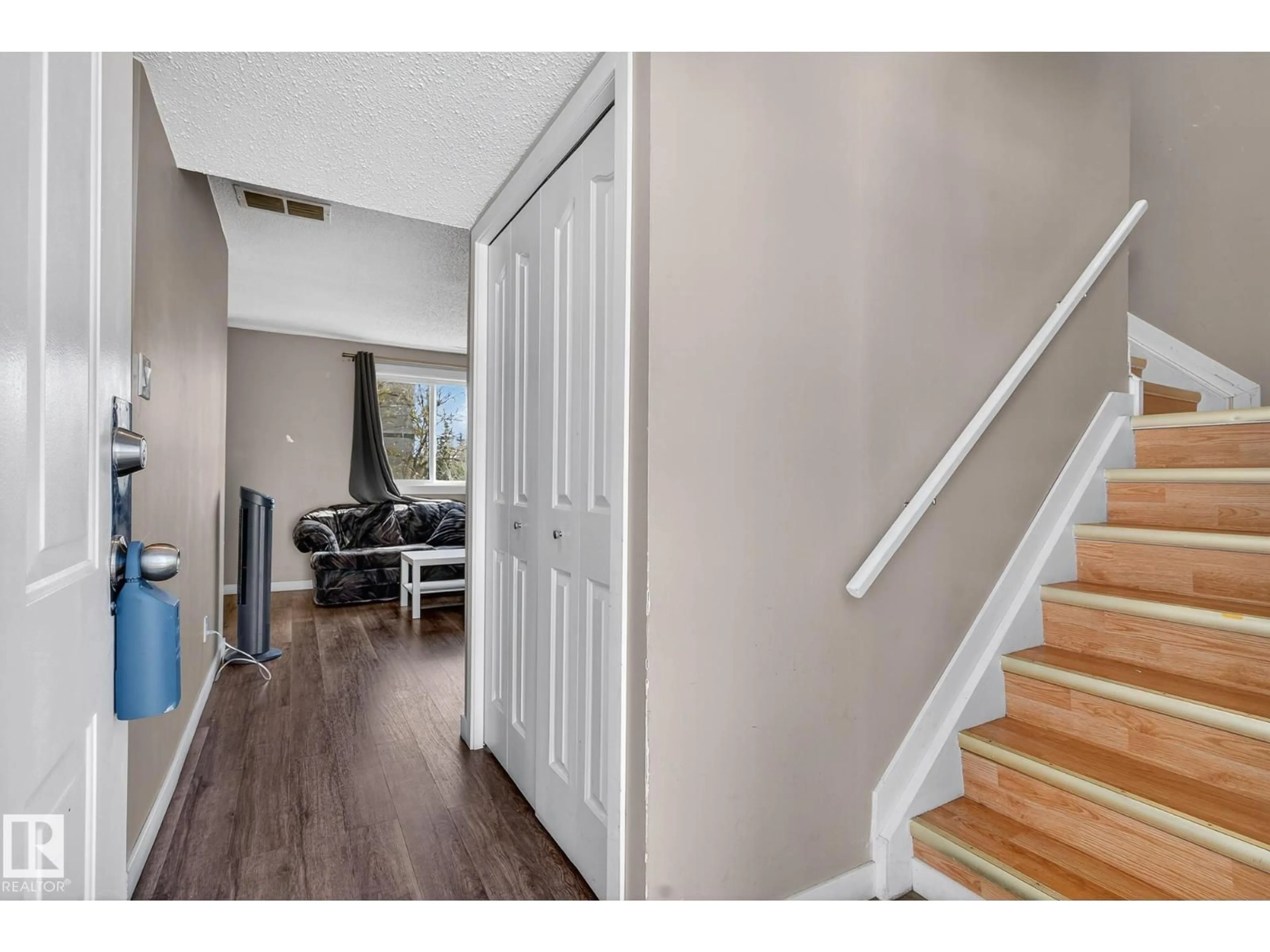 Indoor entryway for 1474 LAKEWOOD RD, Edmonton Alberta T6K3M2