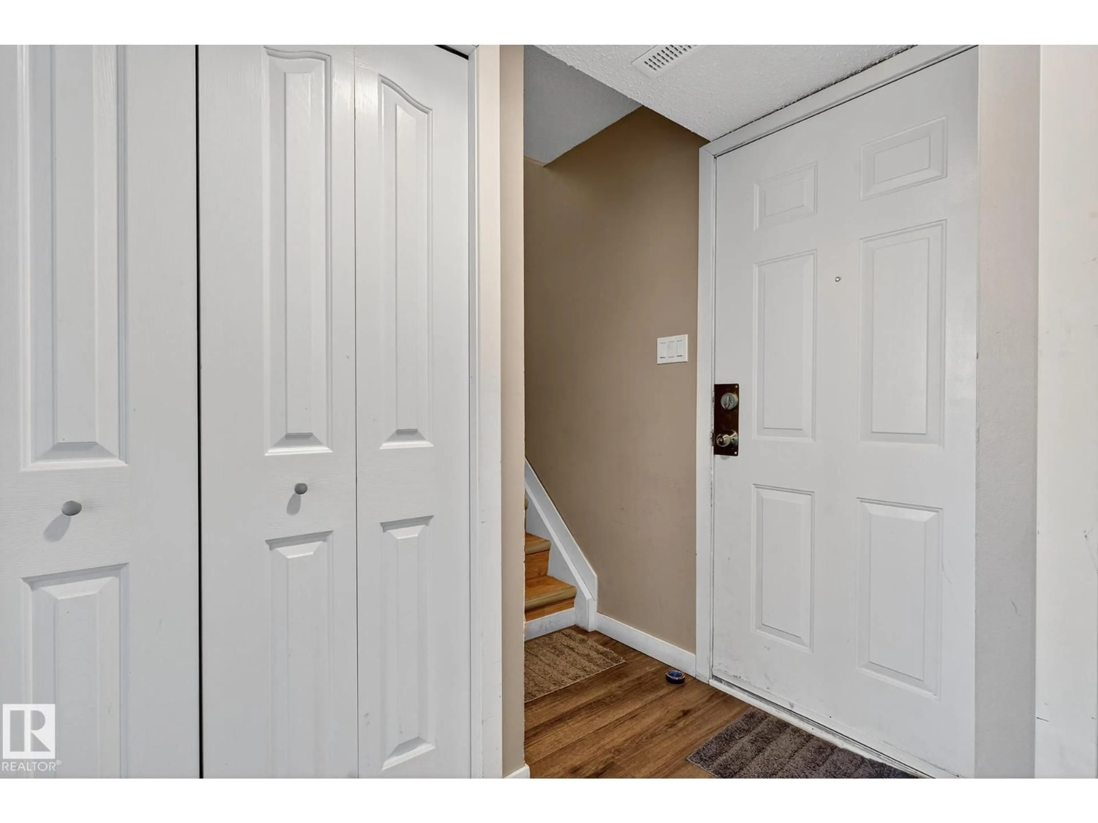 Indoor entryway for 1474 LAKEWOOD RD, Edmonton Alberta T6K3M2