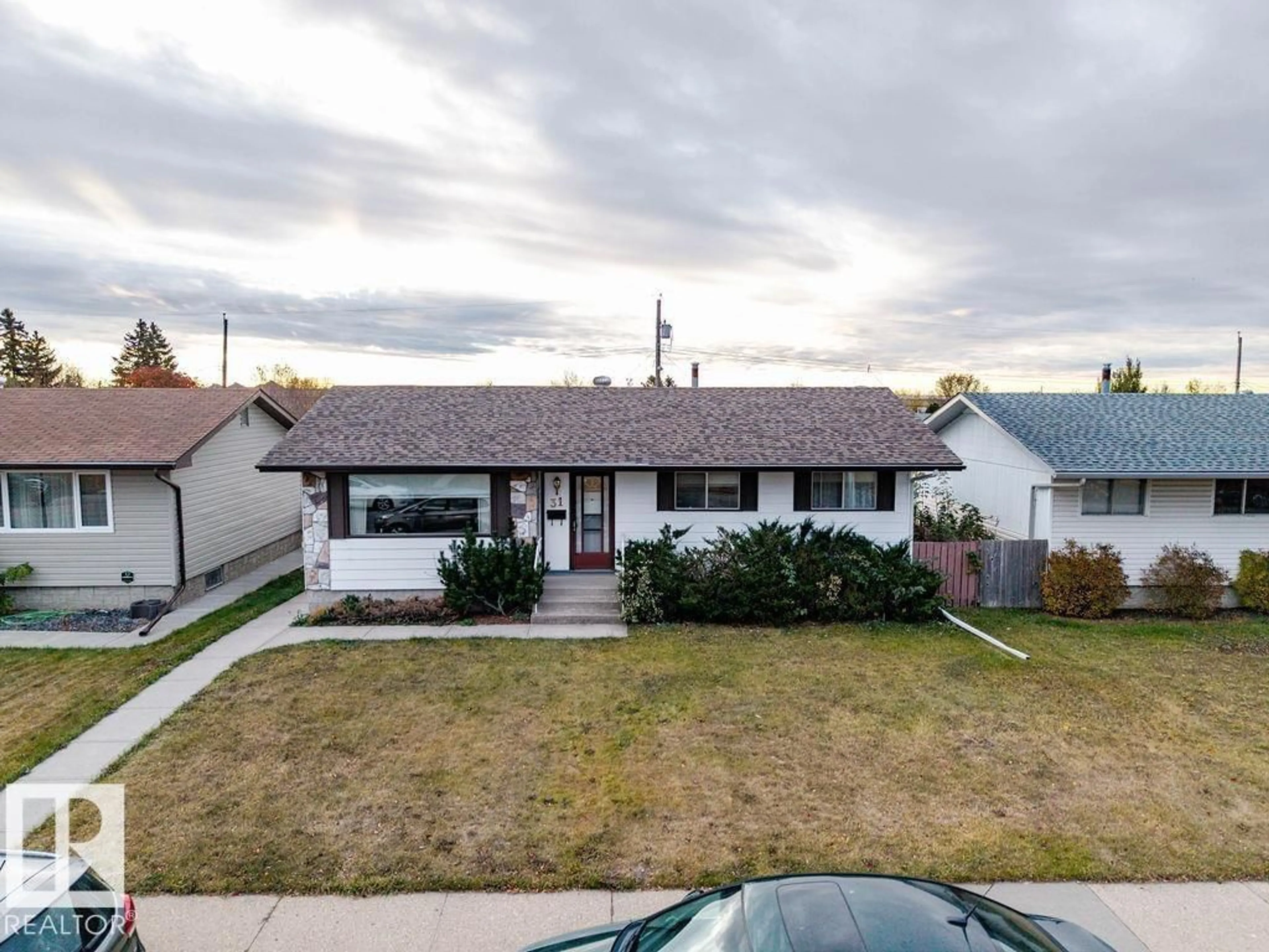 A pic from outside/outdoor area/front of a property/back of a property/a pic from drone, street for 31 STEELE CR, Edmonton Alberta T5A1G4