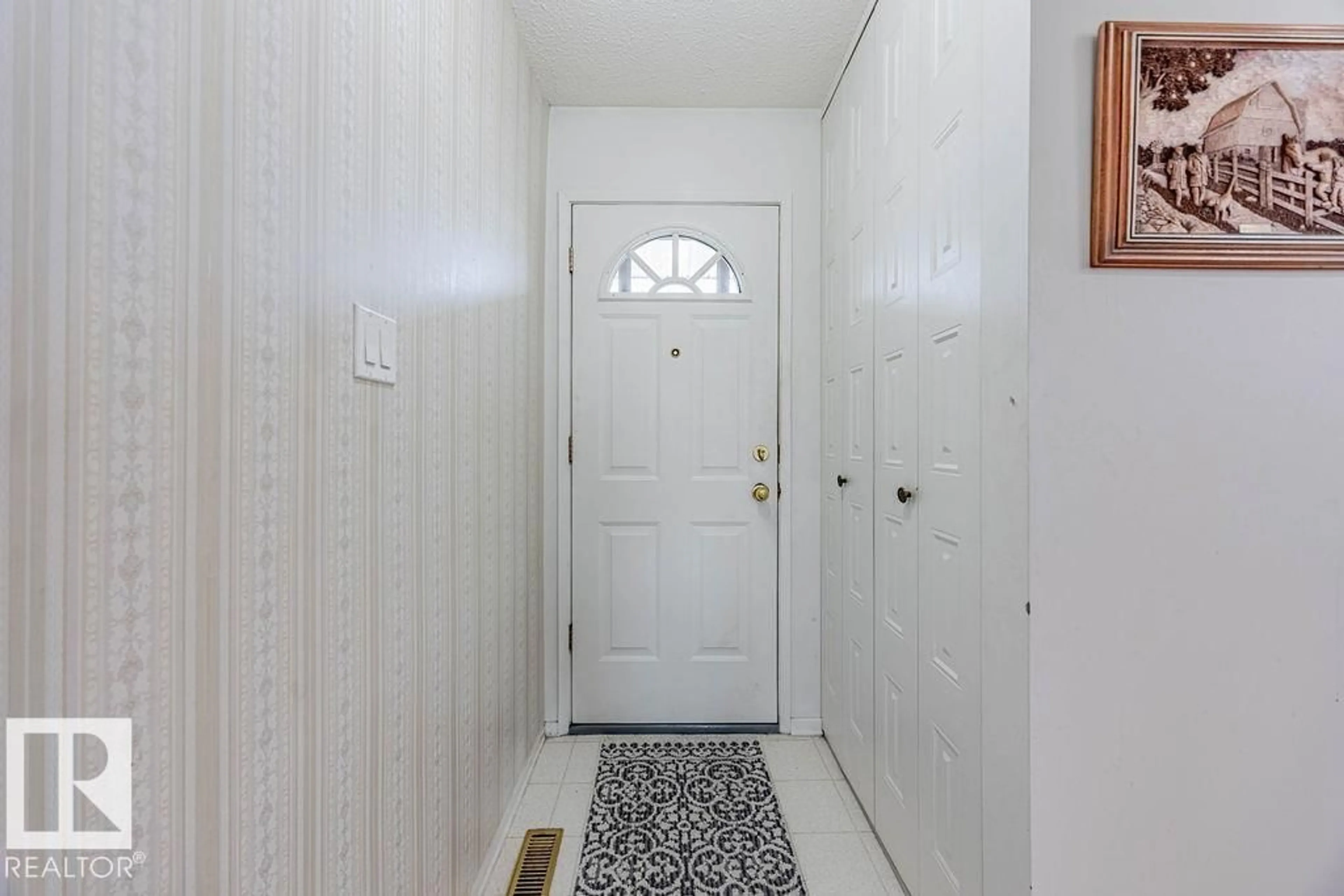 Indoor entryway for 31 STEELE CR, Edmonton Alberta T5A1G4