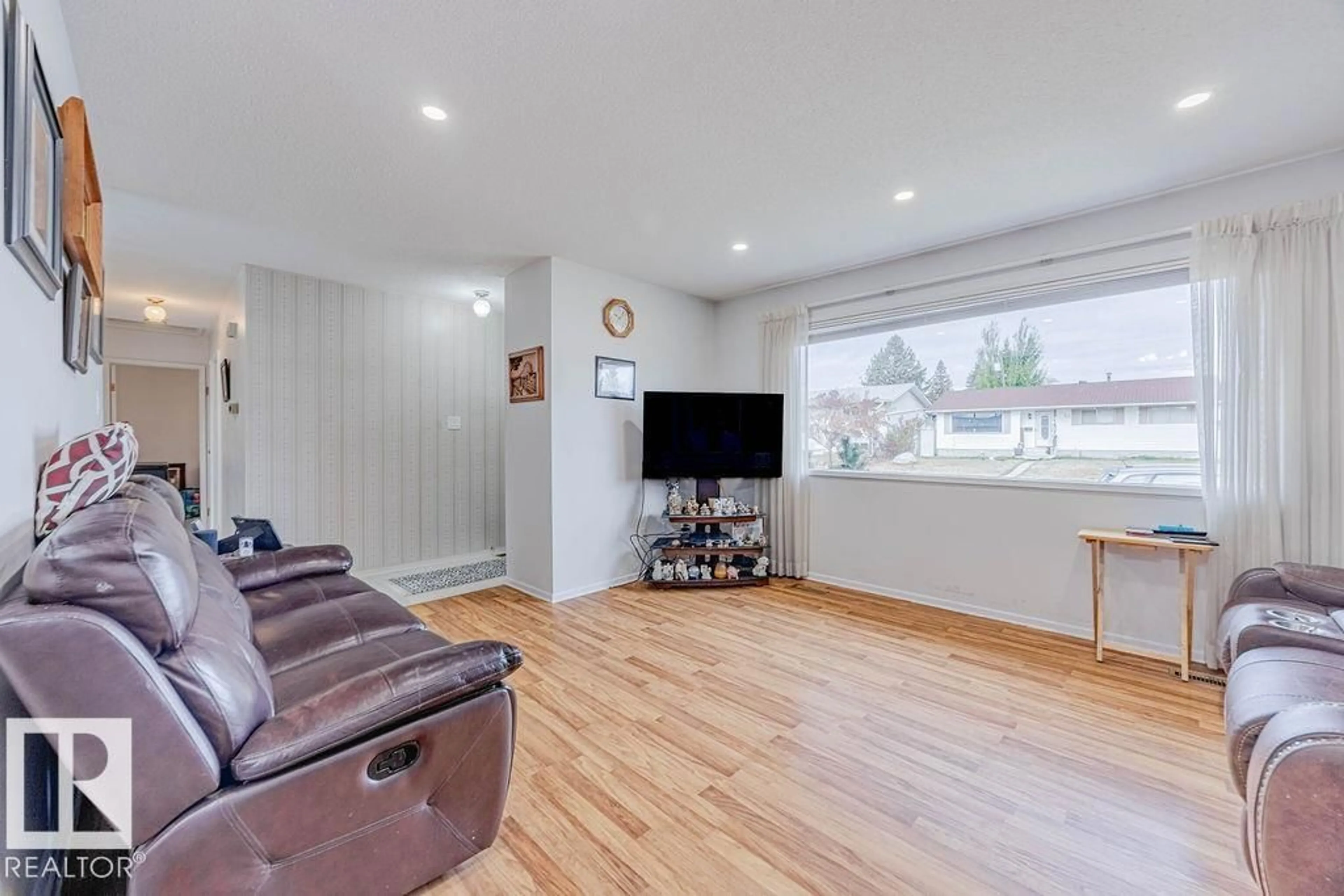 Living room with furniture, wood/laminate floor for 31 STEELE CR, Edmonton Alberta T5A1G4