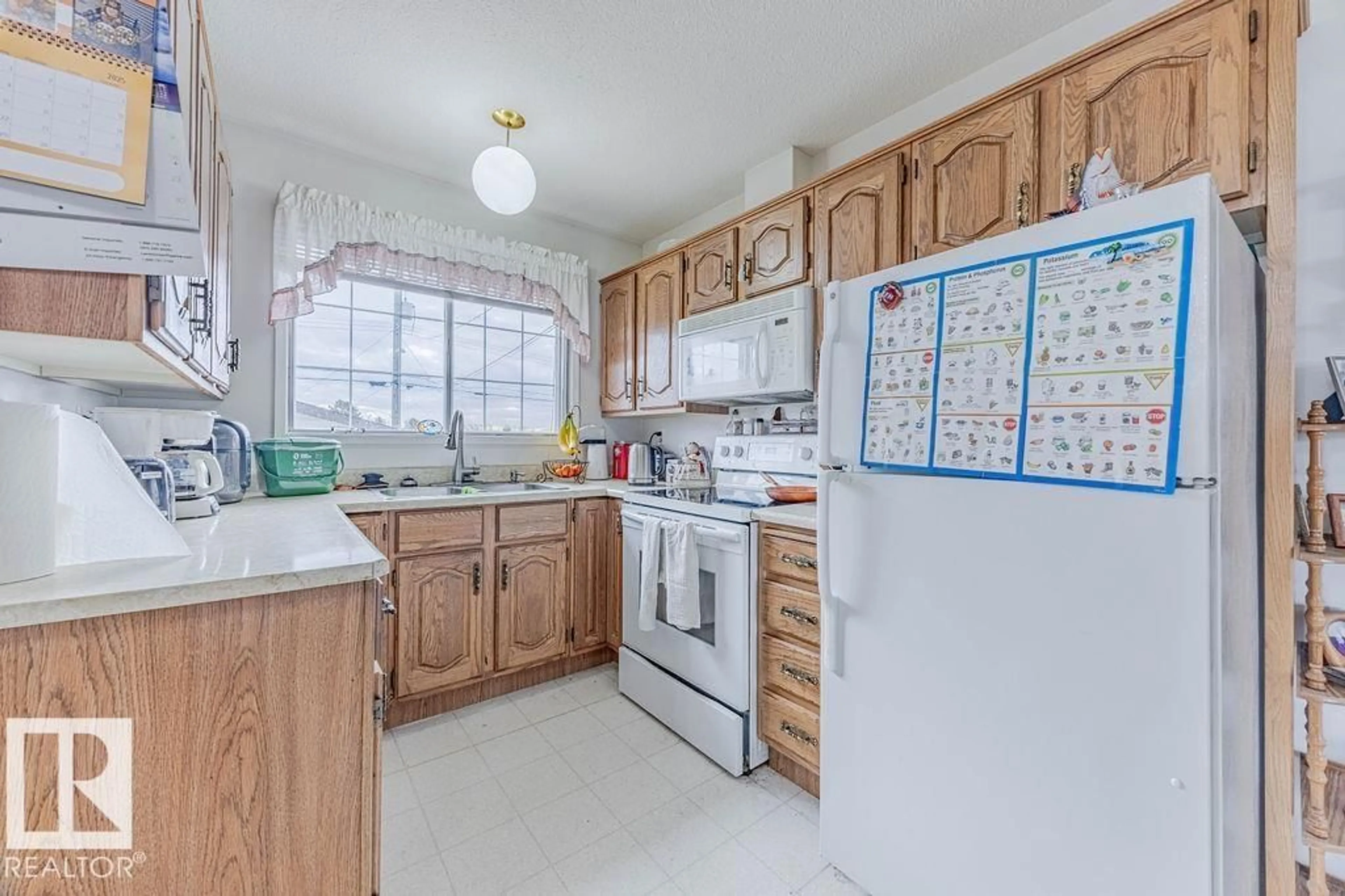 Standard kitchen, unknown for 31 STEELE CR, Edmonton Alberta T5A1G4