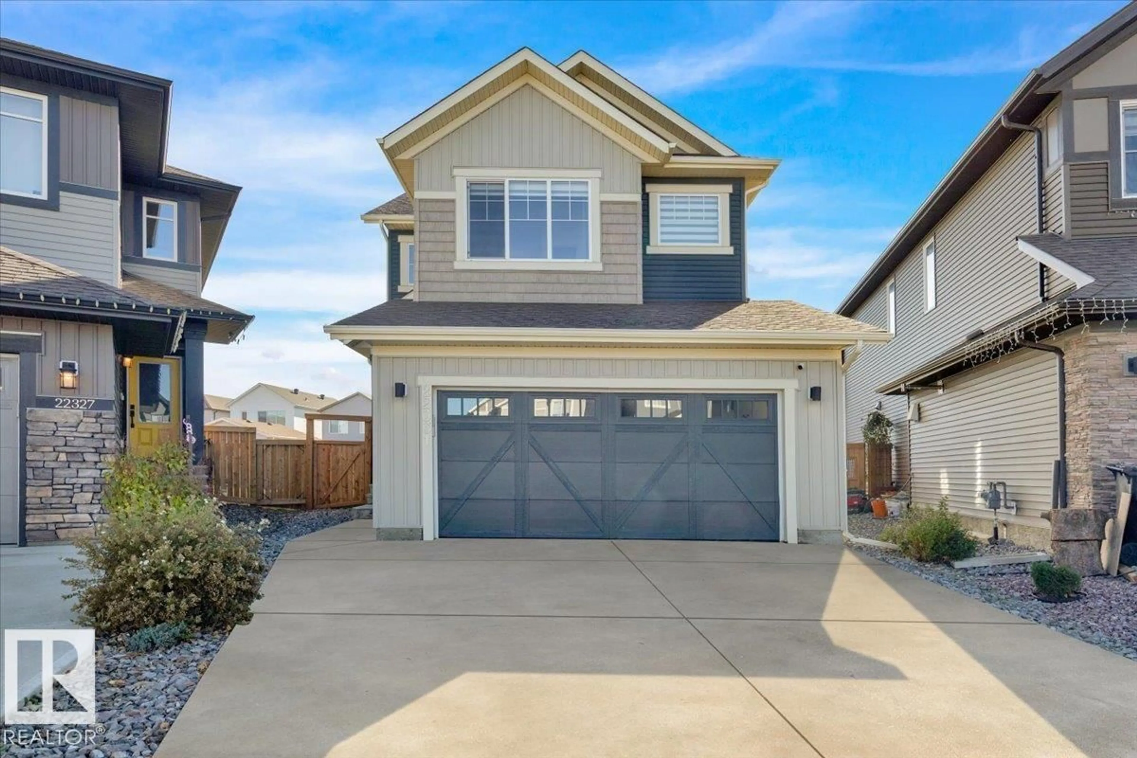 Home with vinyl exterior material, street for 22331 94 AV, Edmonton Alberta T5T7J9