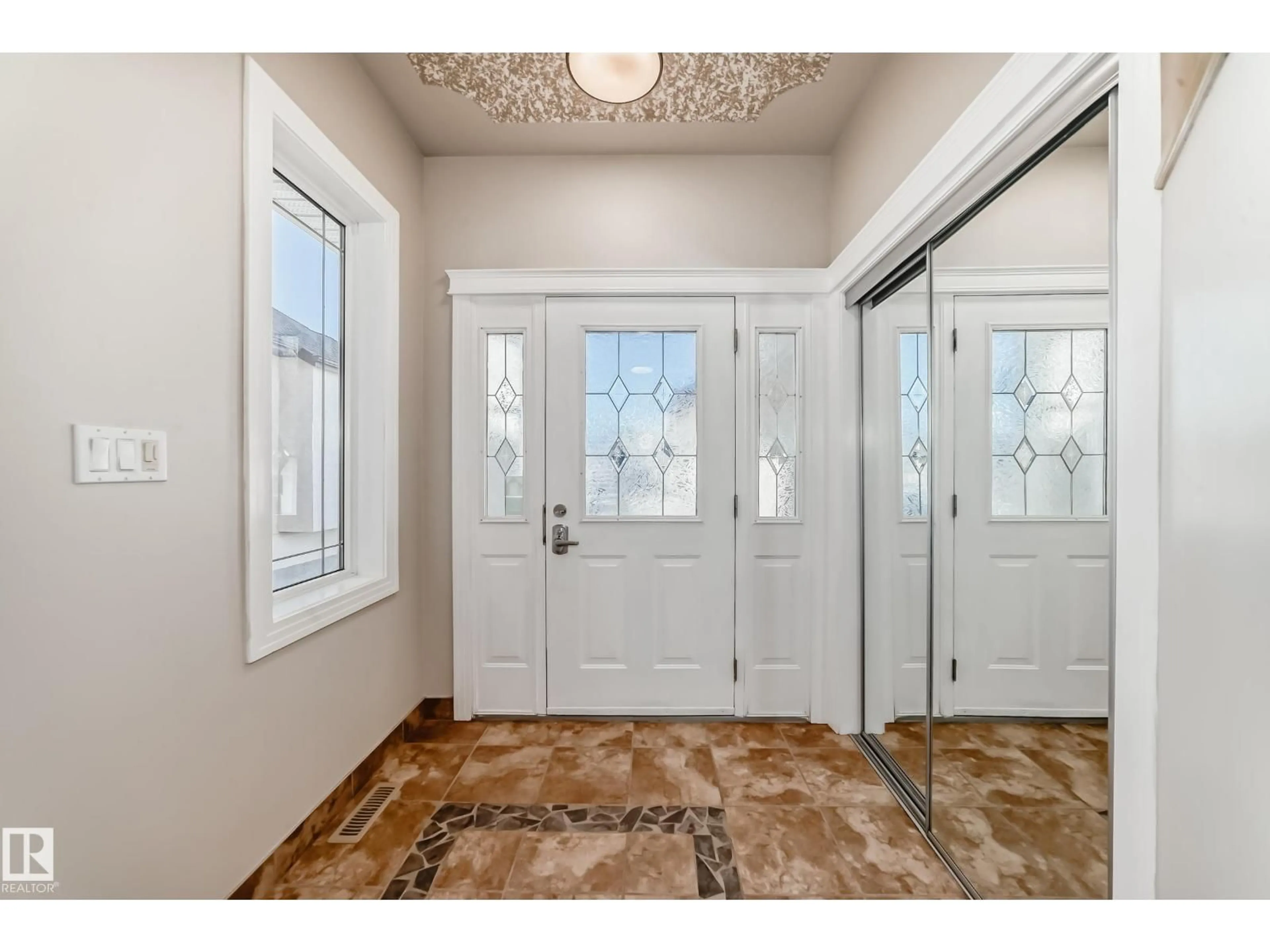 Indoor entryway for 17823 111 ST, Edmonton Alberta T5X6J3