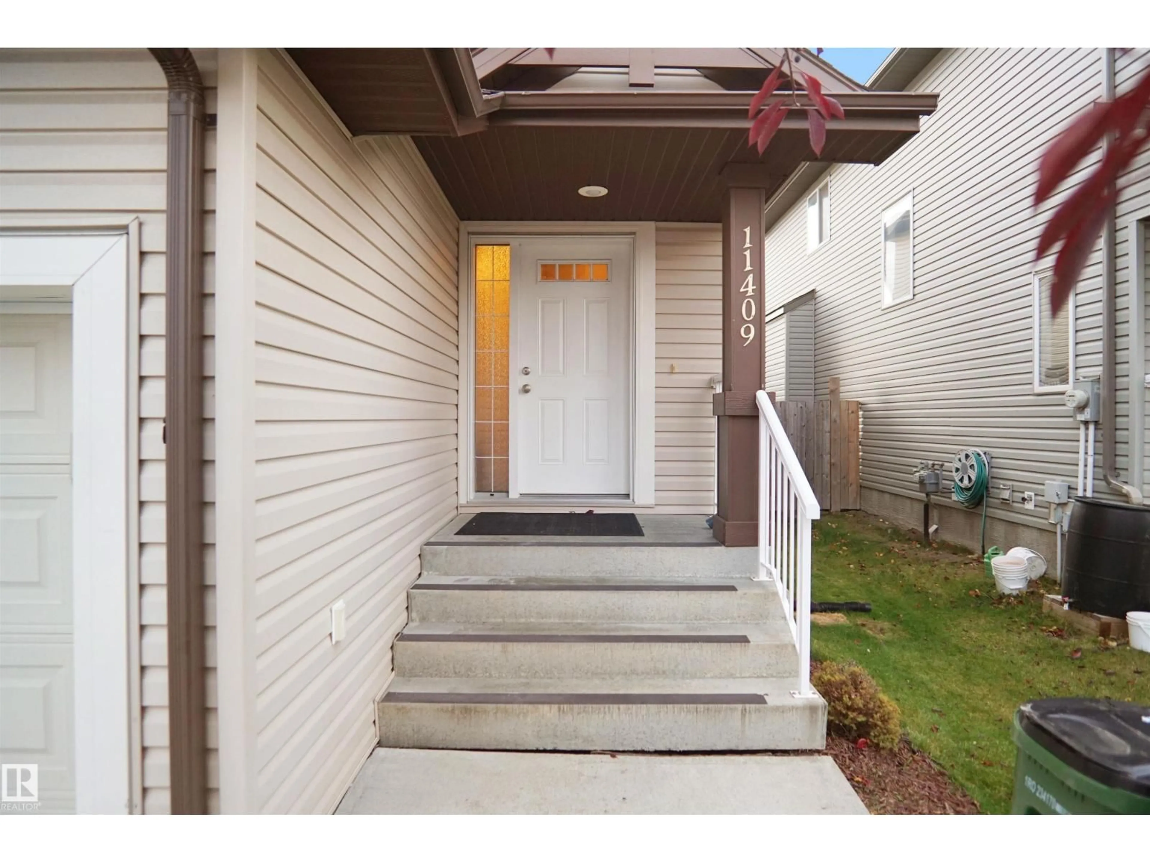 Indoor entryway for 11409 13 AV, Edmonton Alberta T6W0G8