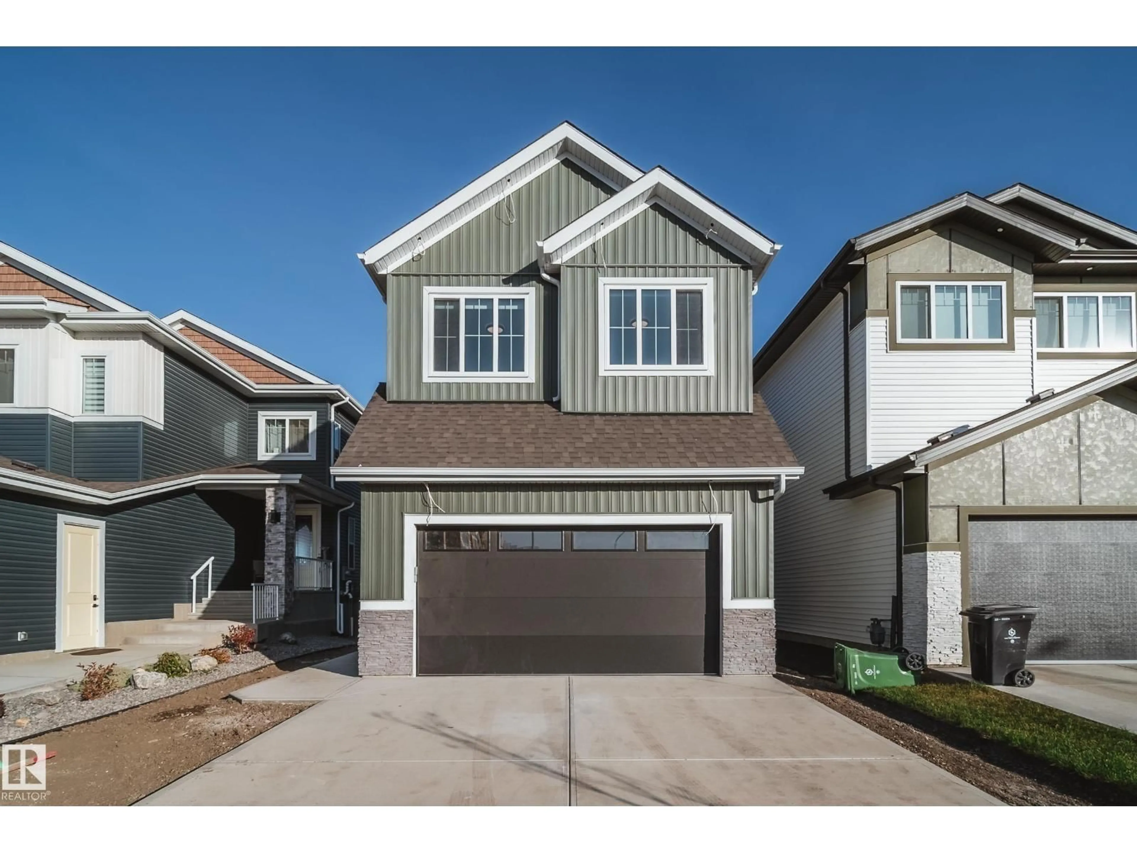 Home with vinyl exterior material, street for 125 STARLING WY, Fort Saskatchewan Alberta T8L1R5