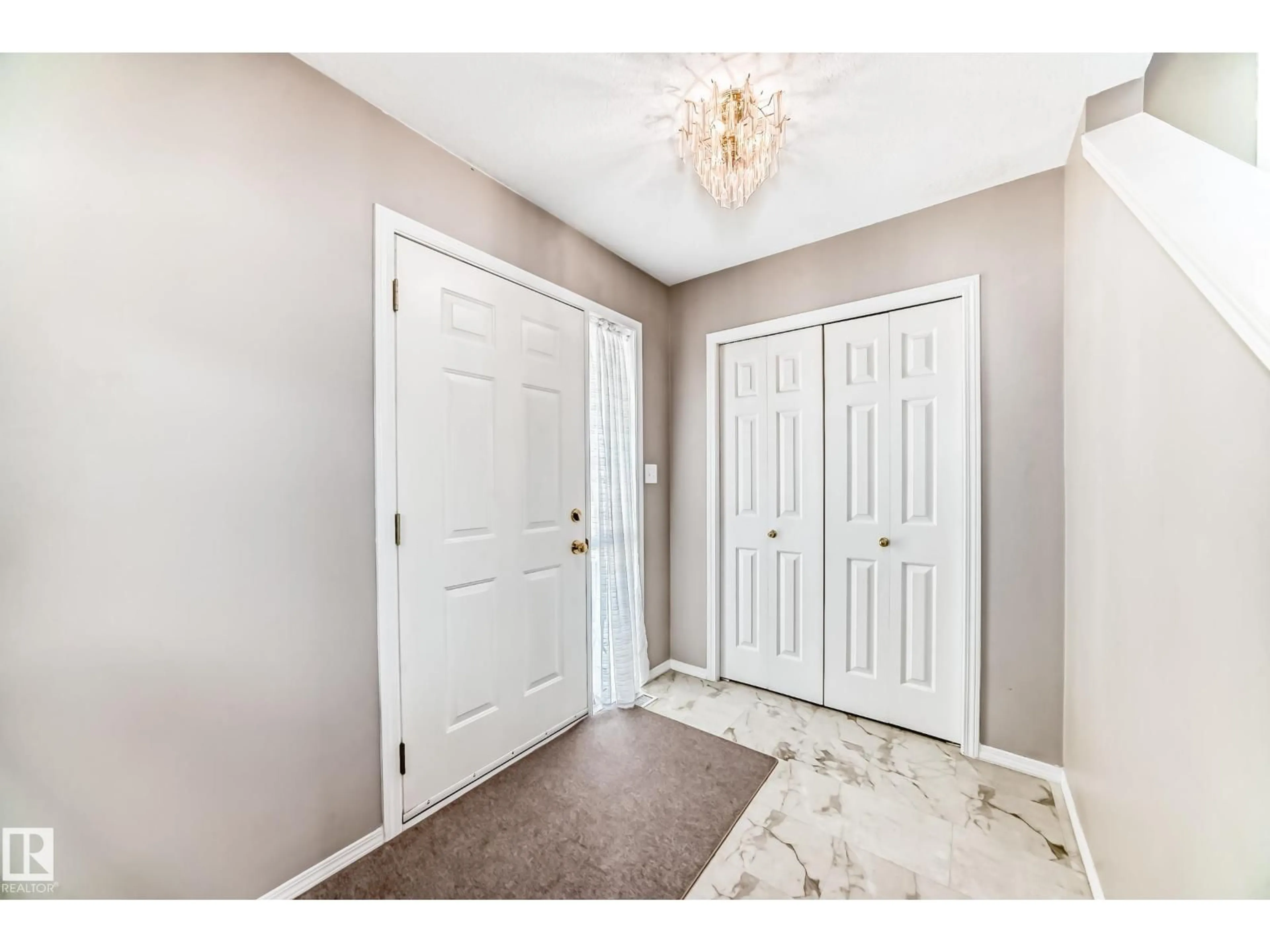 Indoor entryway for 712 BALFOUR CL, Edmonton Alberta T5T6H7
