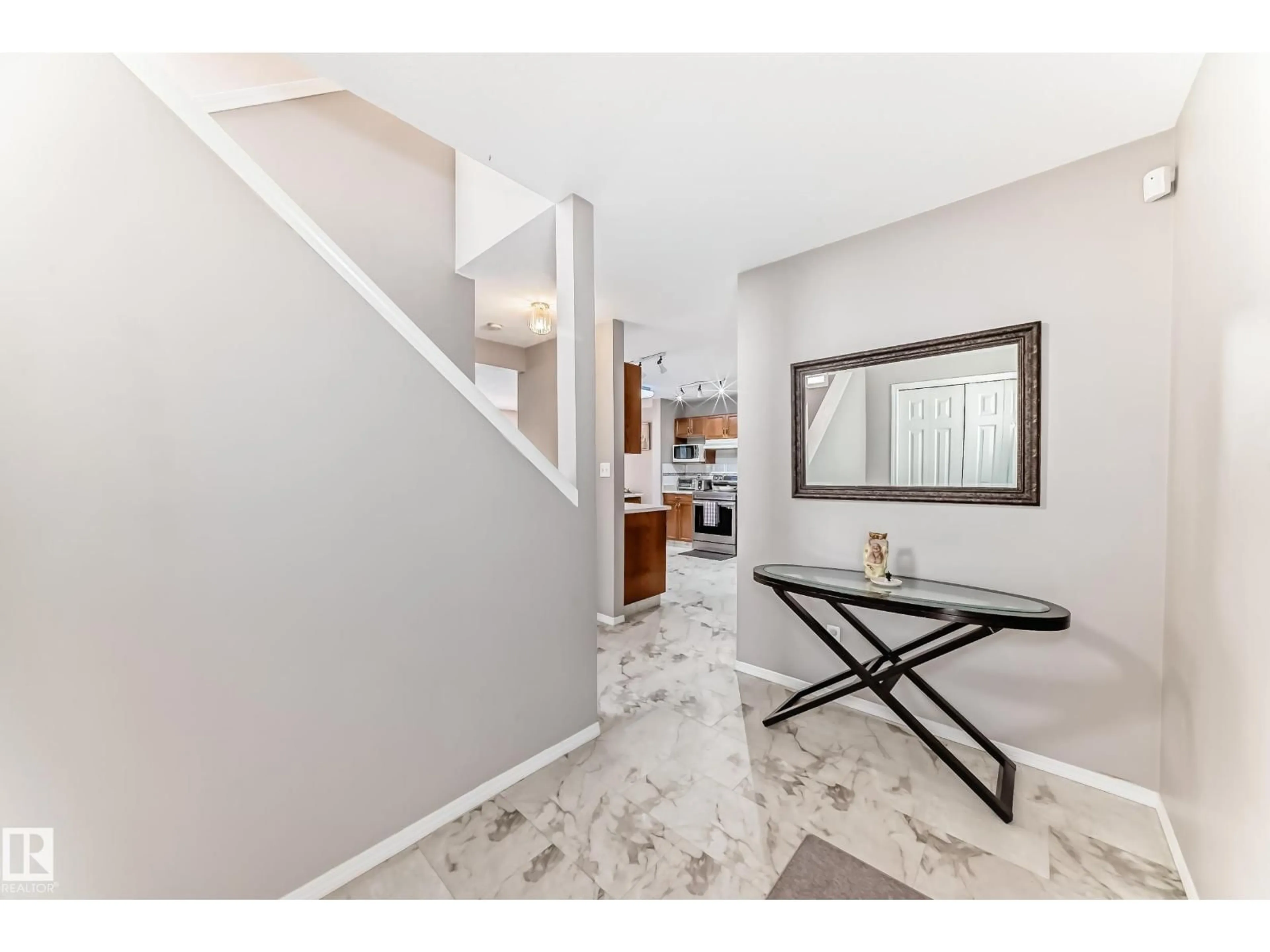 Indoor entryway for 712 BALFOUR CL, Edmonton Alberta T5T6H7