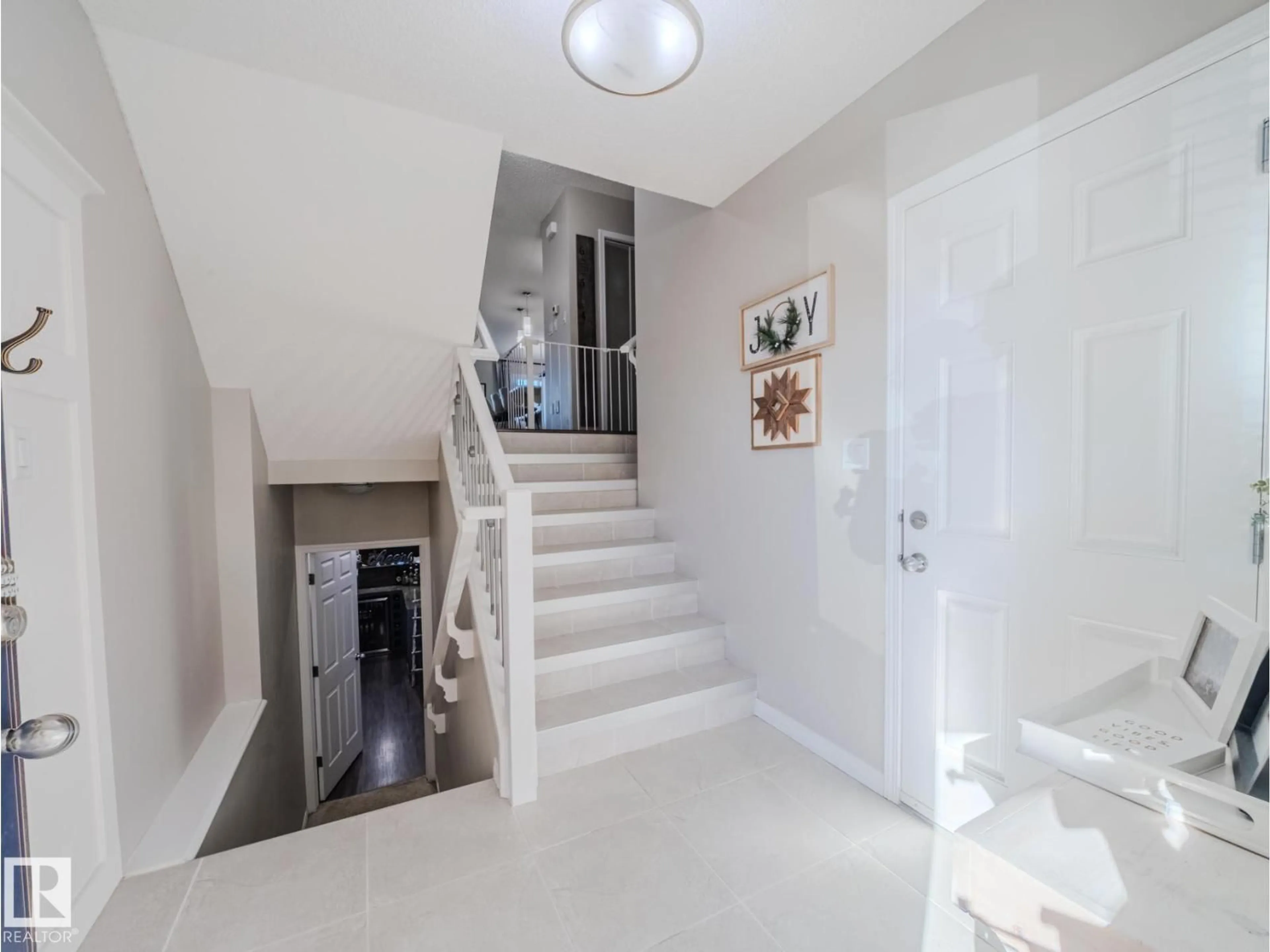 Stairs for 1692 CHAPMAN WY, Edmonton Alberta T6W0Y6