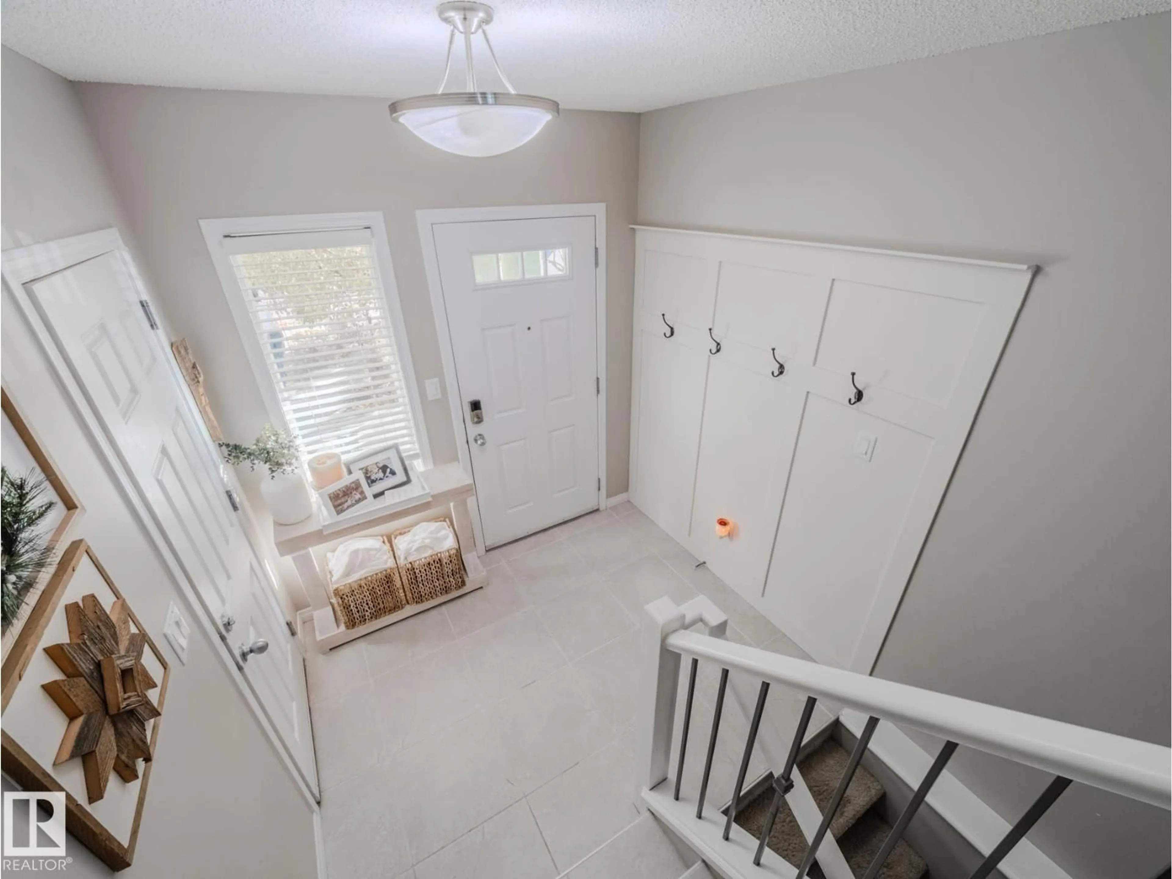 Indoor entryway for 1692 CHAPMAN WY, Edmonton Alberta T6W0Y6