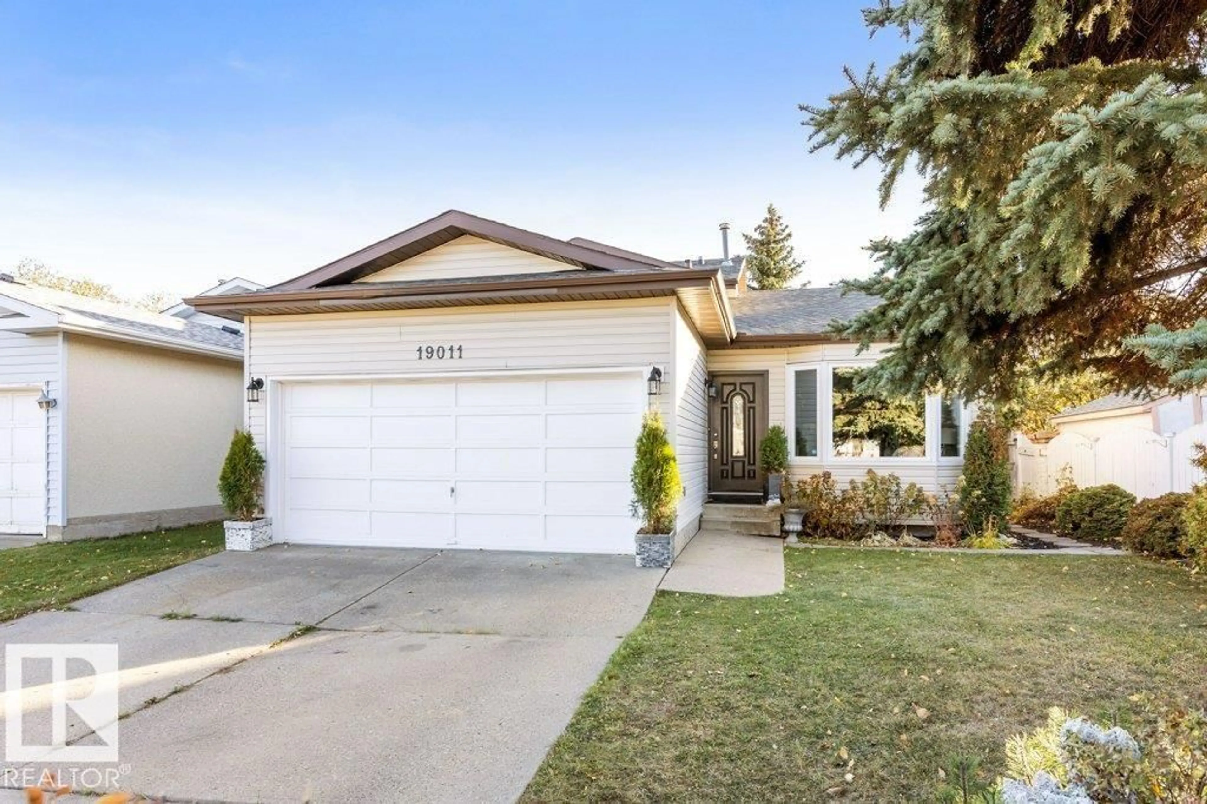 Home with vinyl exterior material, street for NW - 19011 73 AV, Edmonton Alberta T5T5G9
