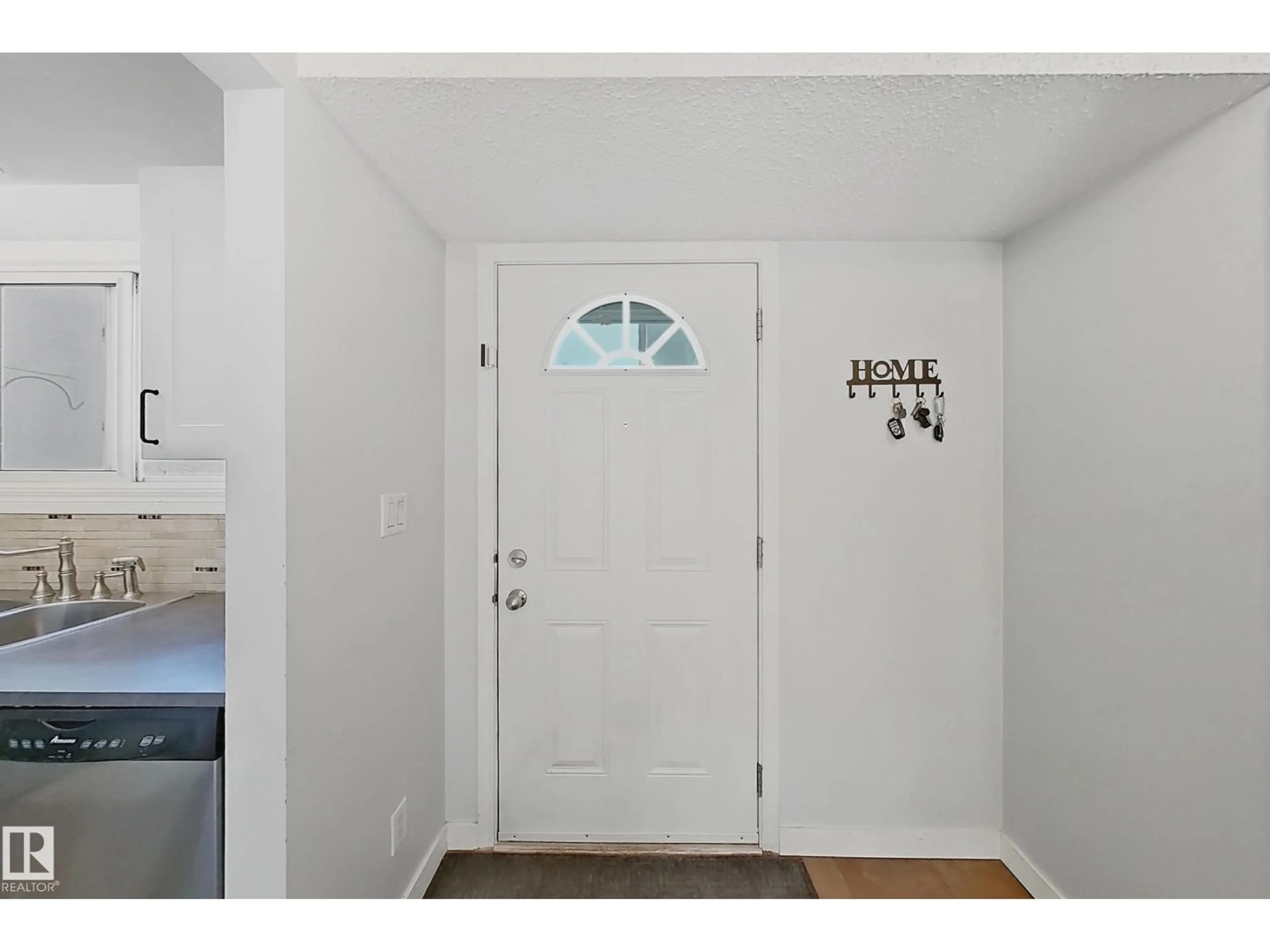 Indoor entryway for 3605 30 AV, Edmonton Alberta T6L5H5