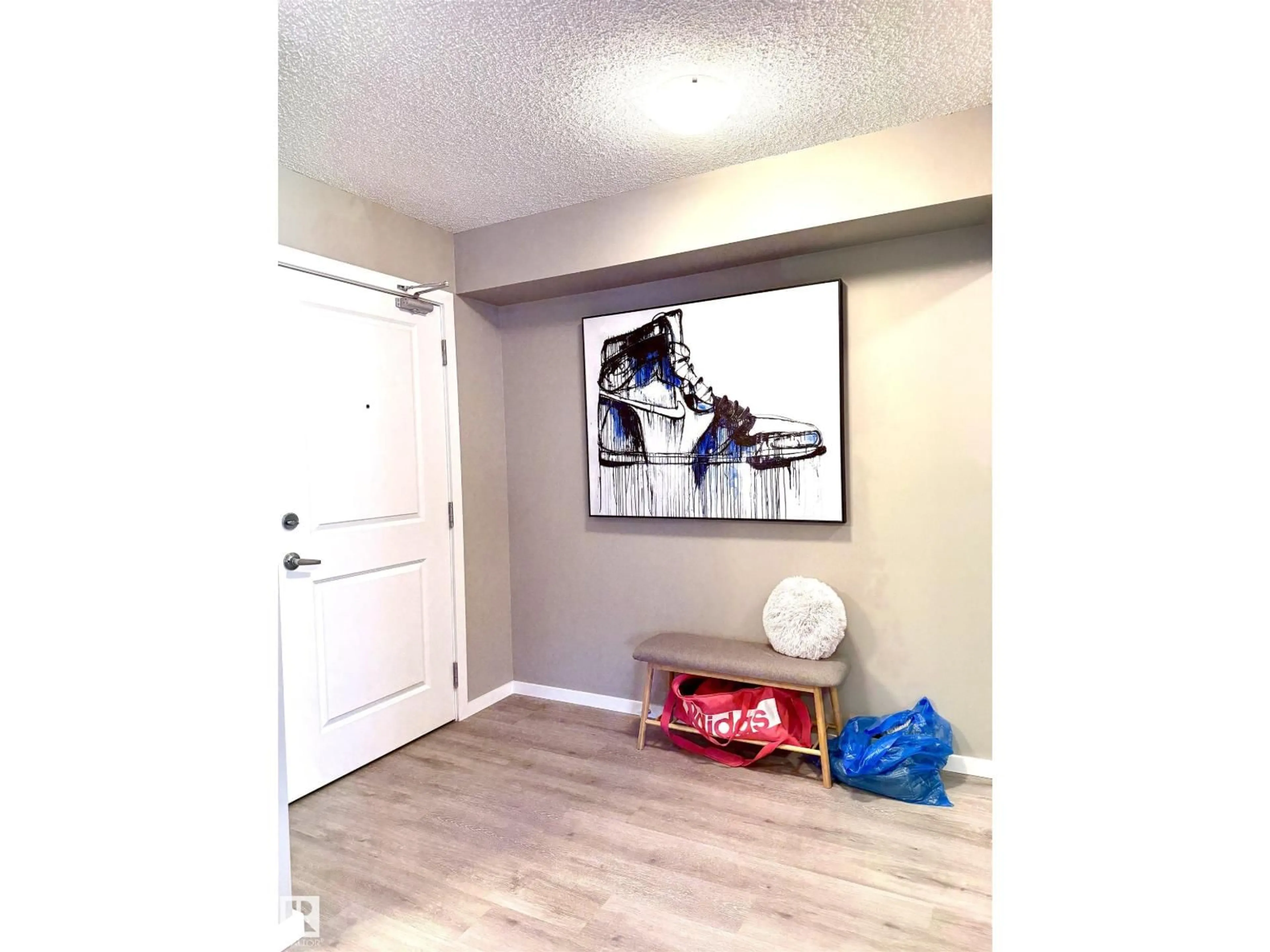 Indoor entryway for 422 EBBERS BV, Edmonton Alberta T5Y4A4