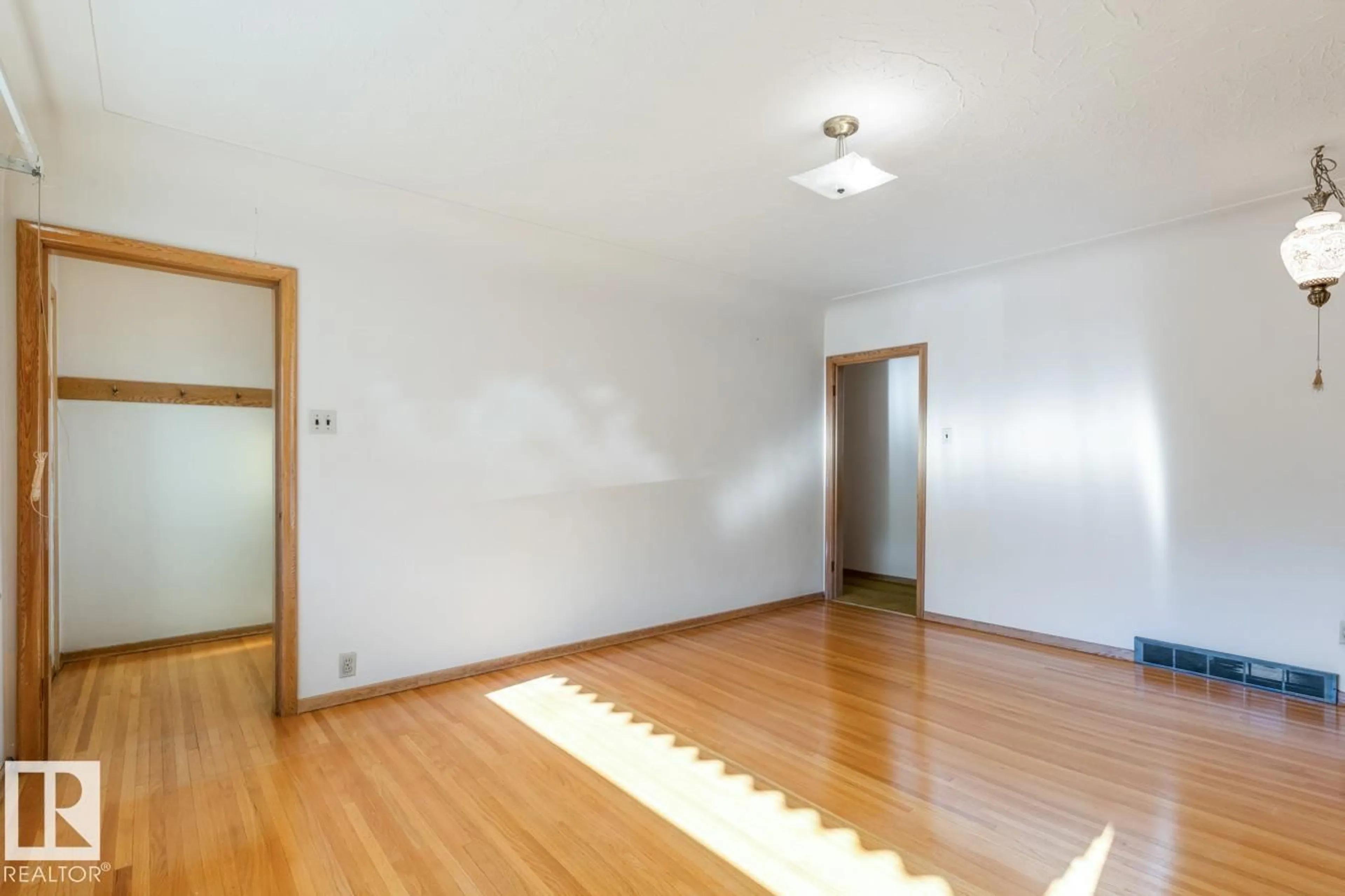 A pic of a room for 8712 89 AV, Edmonton Alberta T6C1N7