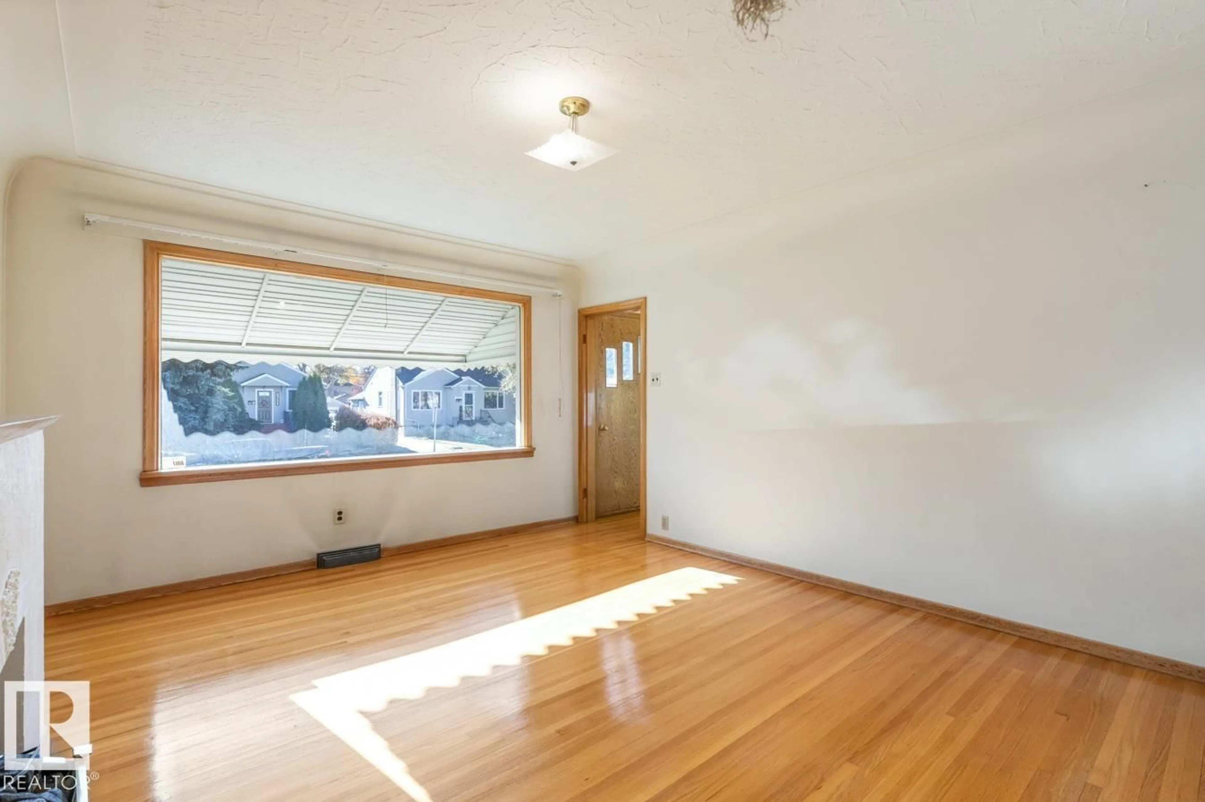 A pic of a room for 8712 89 AV, Edmonton Alberta T6C1N7