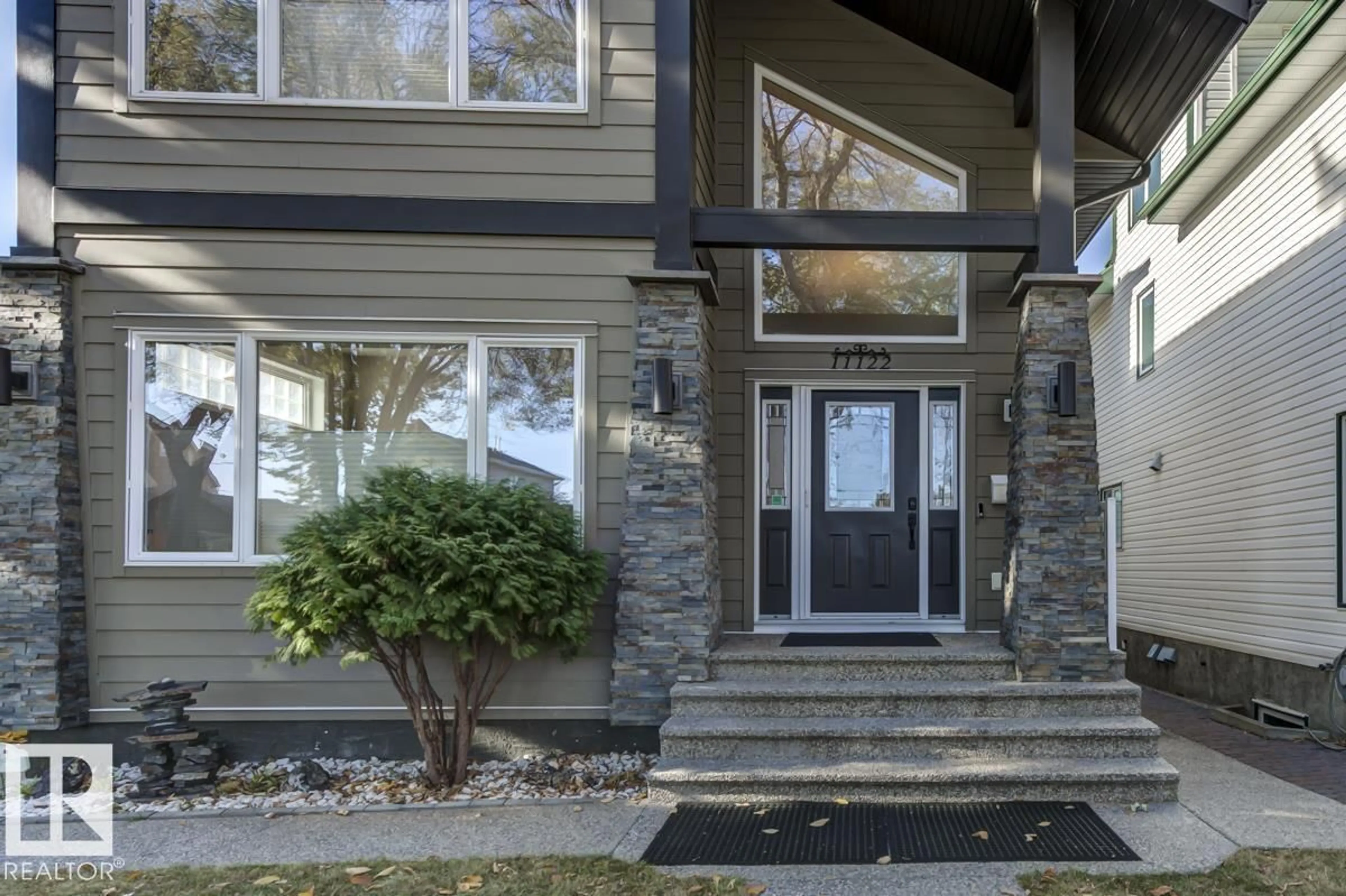 Indoor entryway for 11122 52 ST, Edmonton Alberta T5W3B7