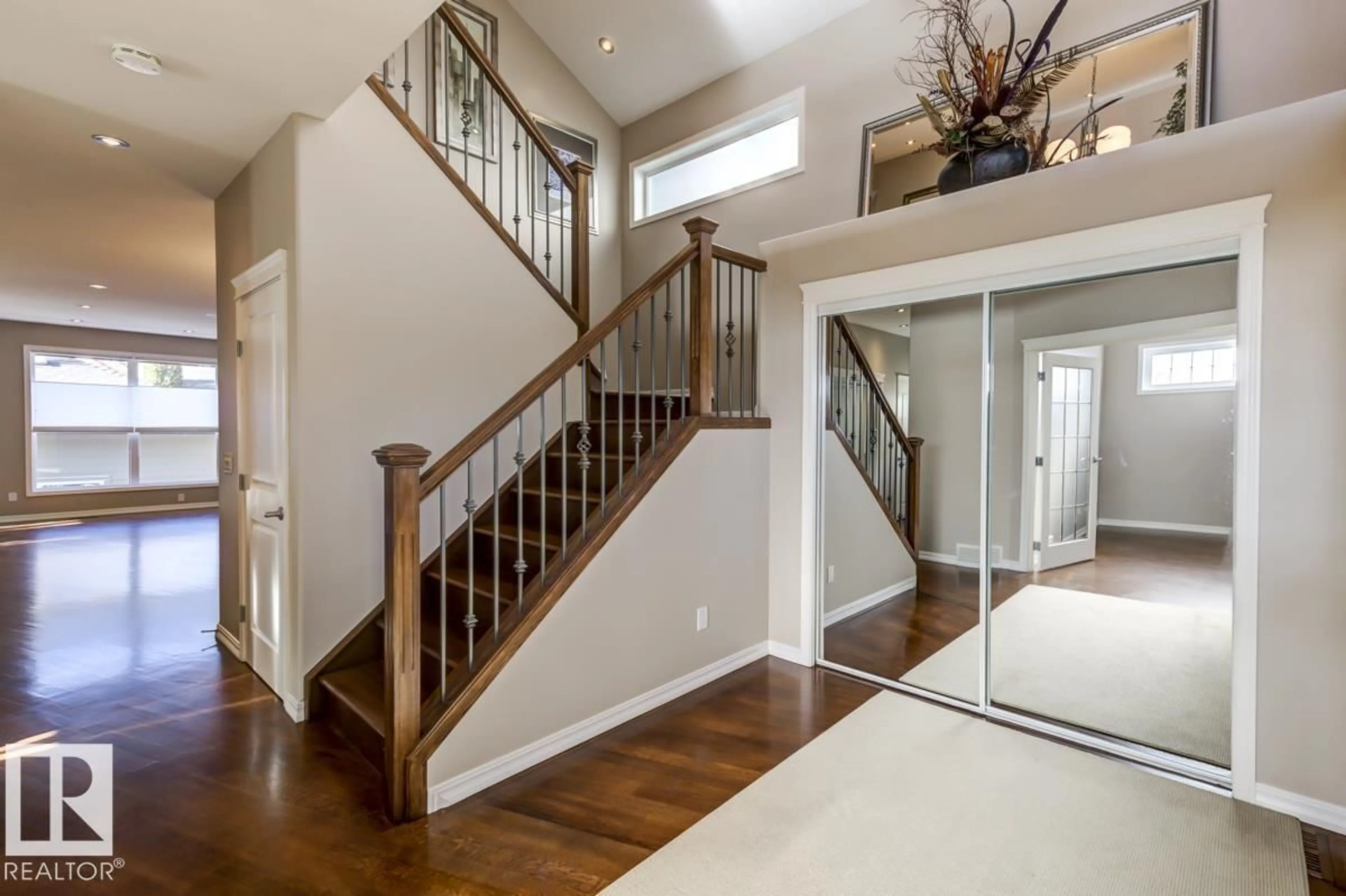 Indoor entryway for 11122 52 ST, Edmonton Alberta T5W3B7
