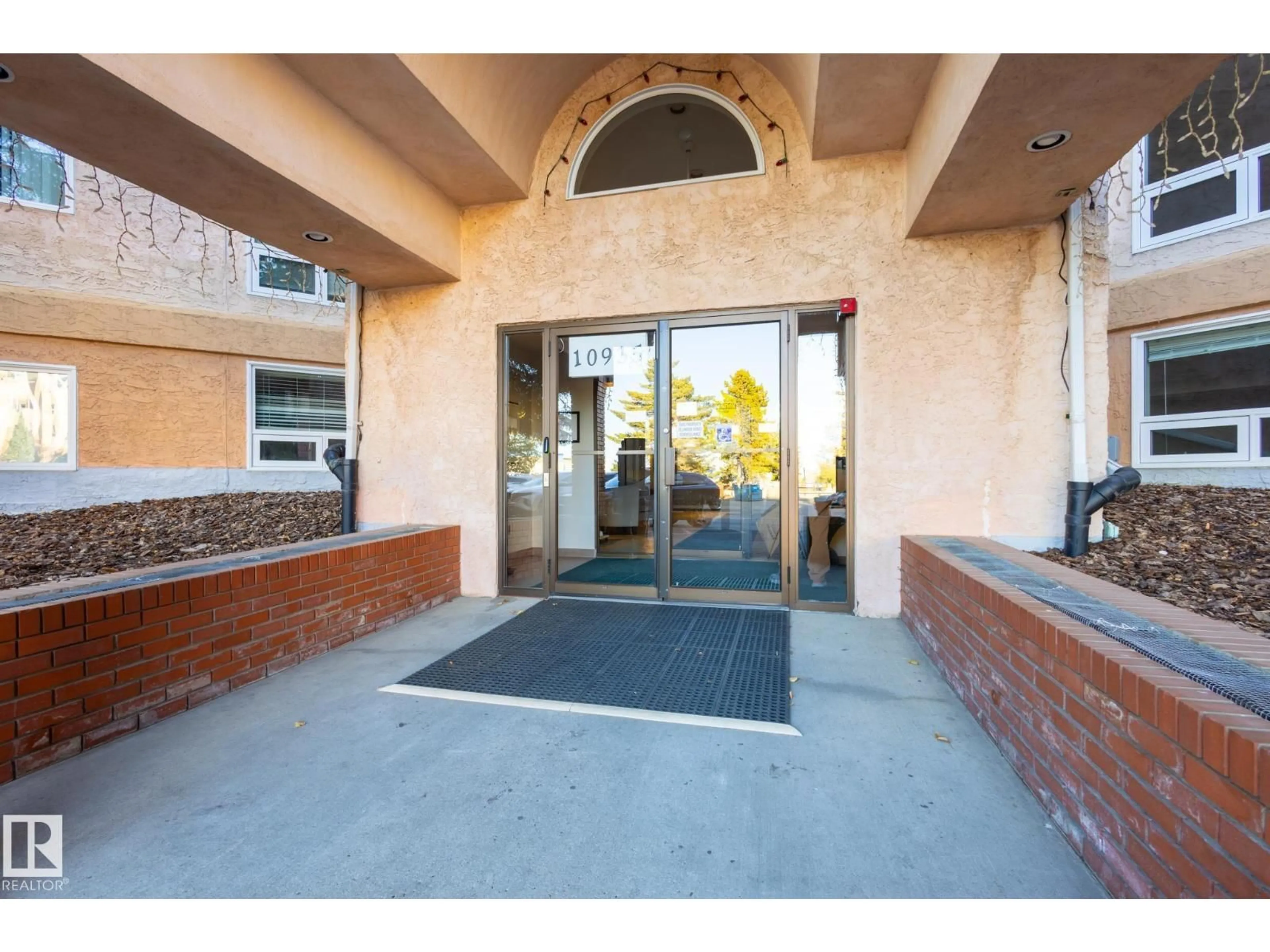 Indoor foyer for #404 - 10935 21 AV, Edmonton Alberta T6J6R3