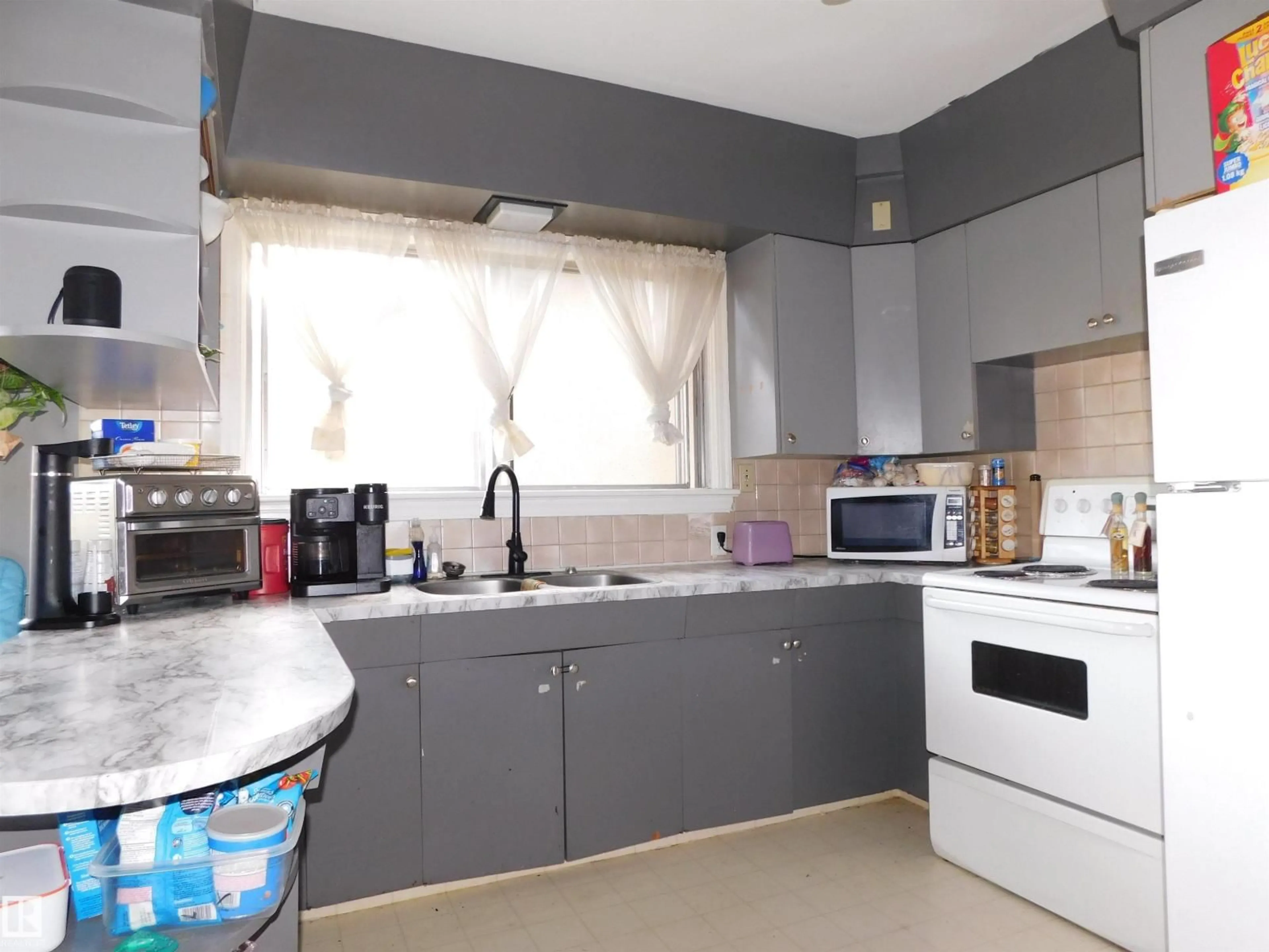 Standard kitchen, unknown for NW - 11927 67 ST, Edmonton Alberta T5B1M2