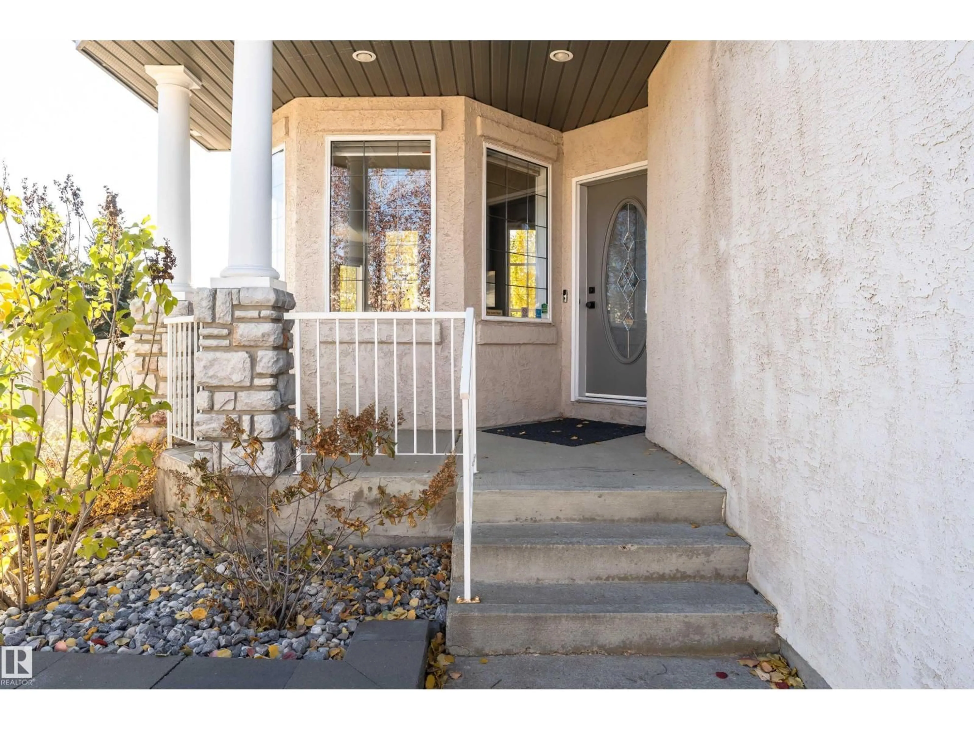 Indoor entryway for 1017 LEGER BV, Edmonton Alberta T6R2T1
