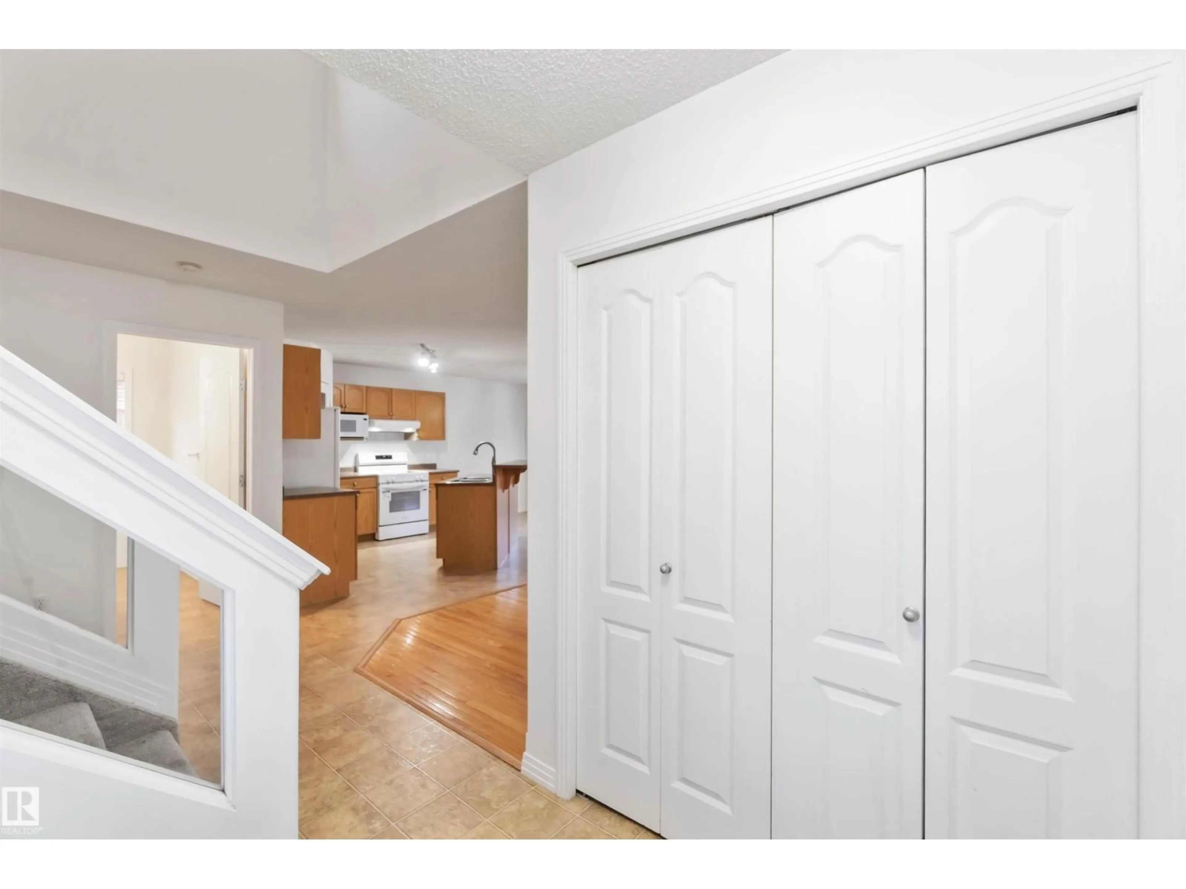 Indoor entryway for 182 ERIN RIDGE DR, St. Albert Alberta T8N6Z3