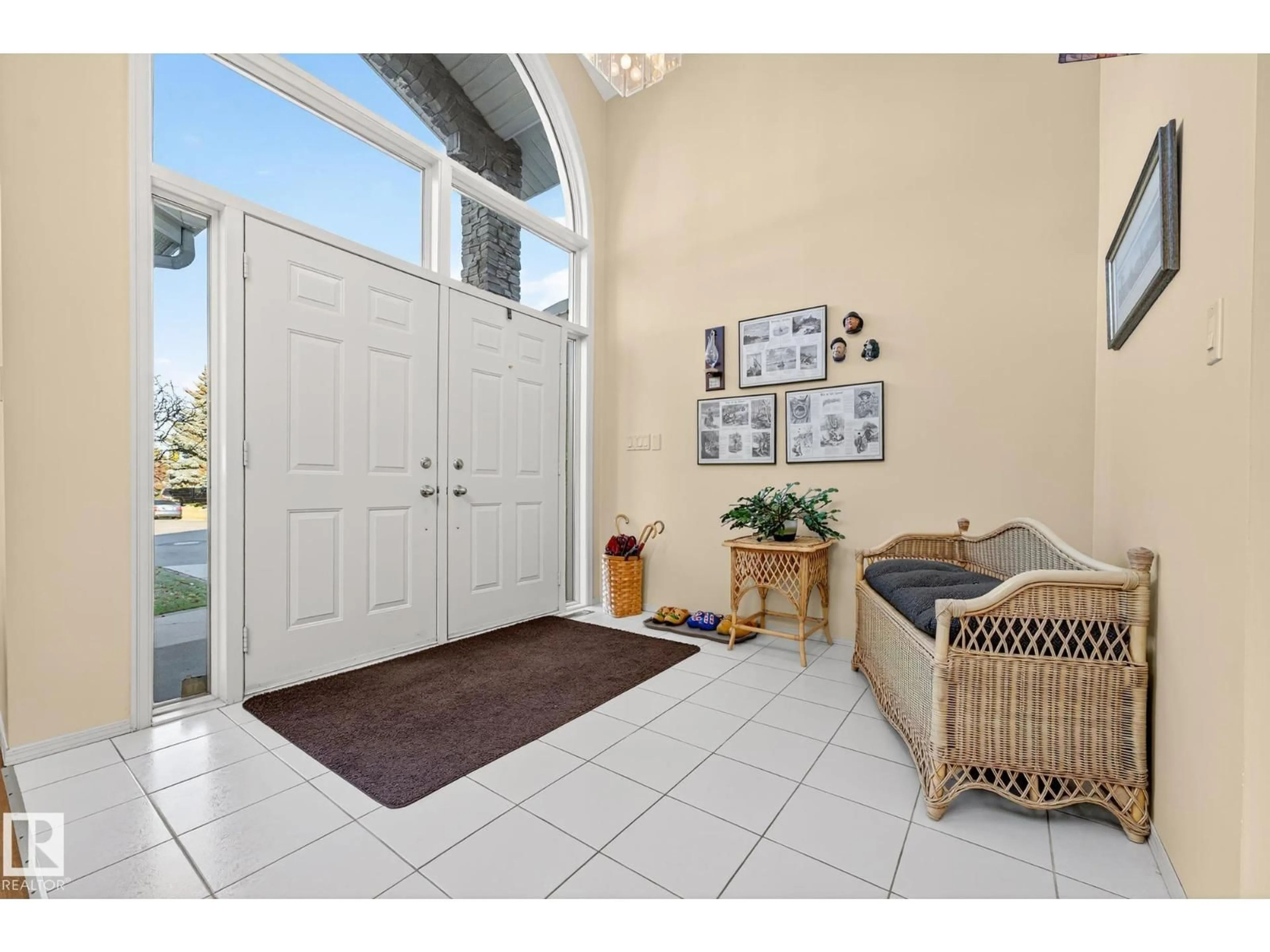 Indoor entryway for 819 WHISTON BAY NW, Edmonton Alberta T6M2H6