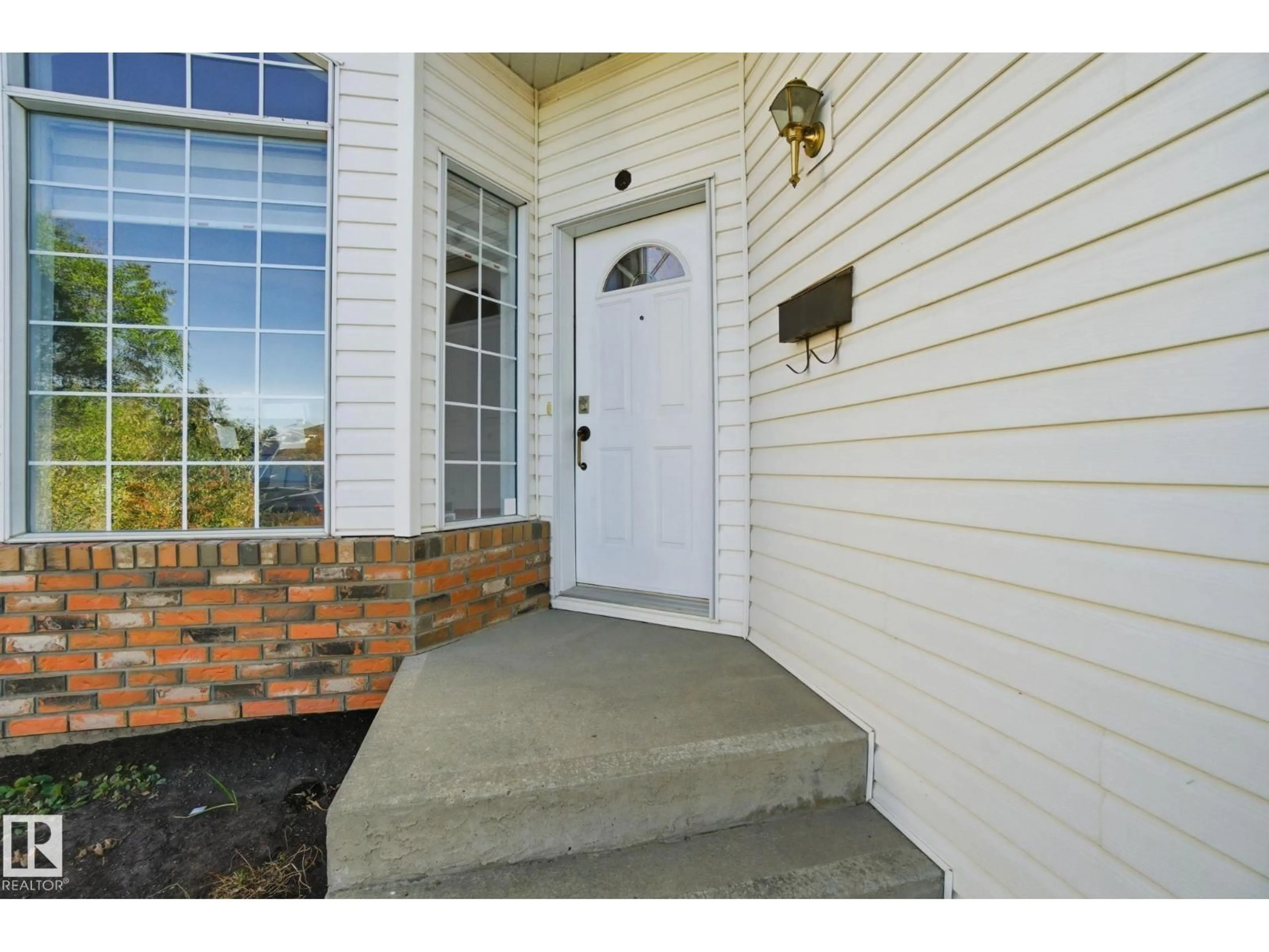 Indoor entryway for 227 PETER CL NW, Edmonton Alberta T5T5Y5