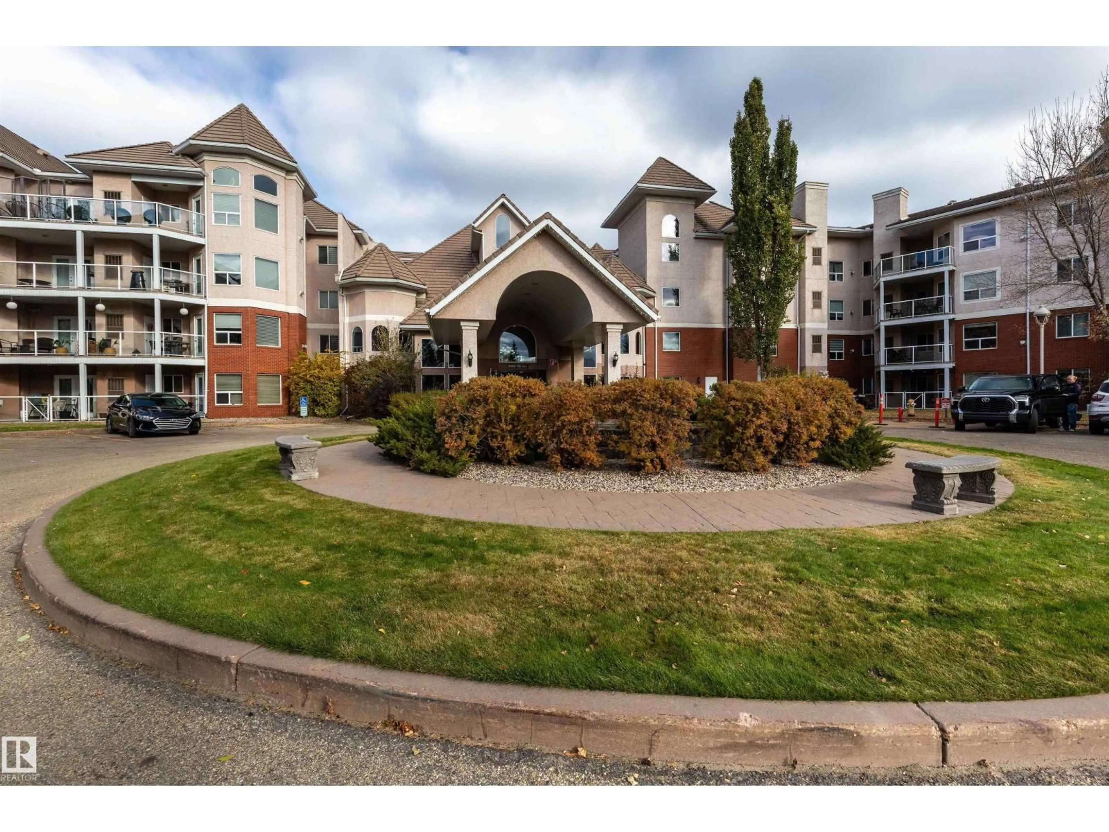 A pic from outside/outdoor area/front of a property/back of a property/a pic from drone, mountain view for 237 9008 99 AV, Edmonton Alberta T5H4M6