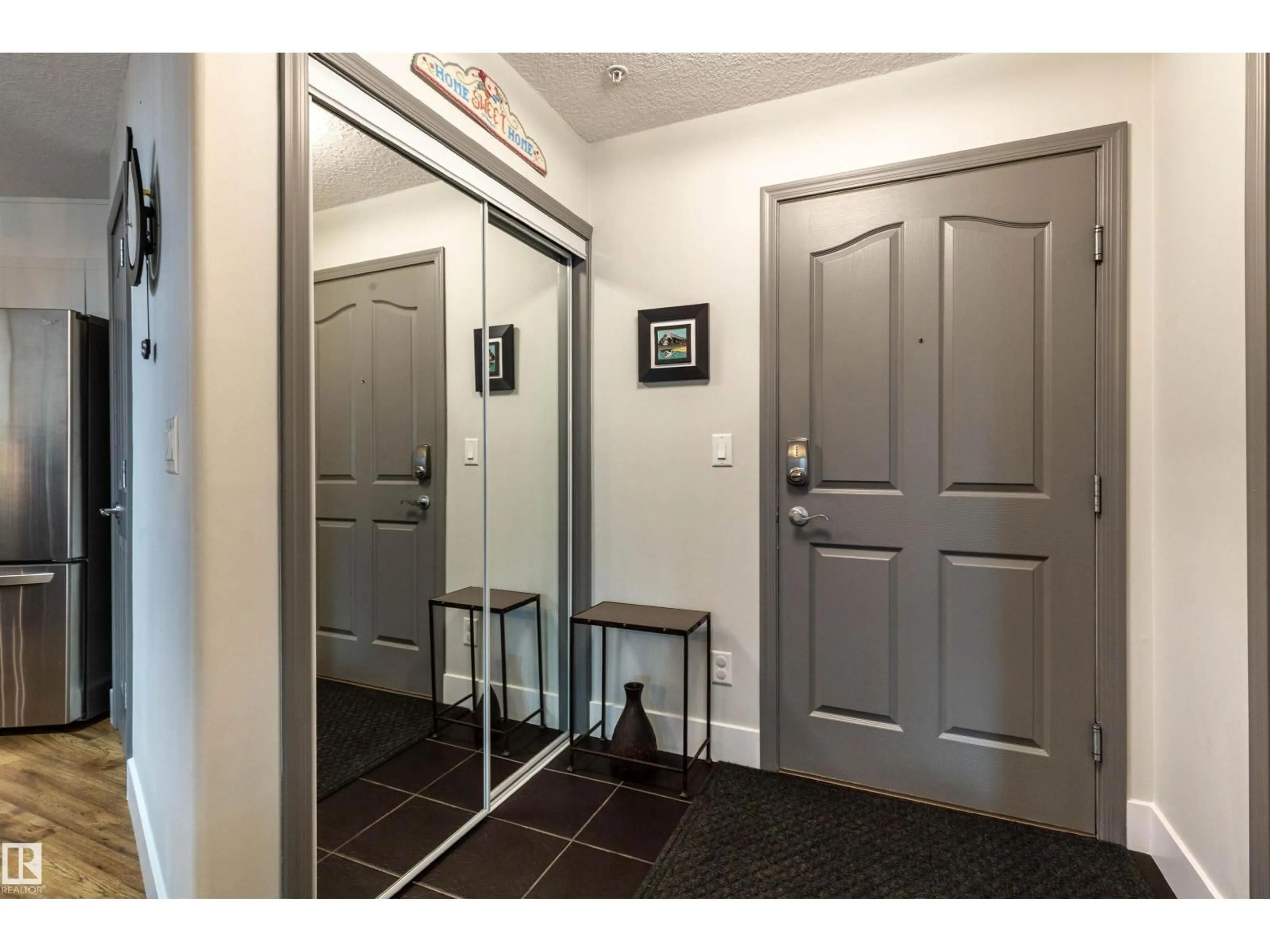 Indoor foyer for 237 9008 99 AV, Edmonton Alberta T5H4M6