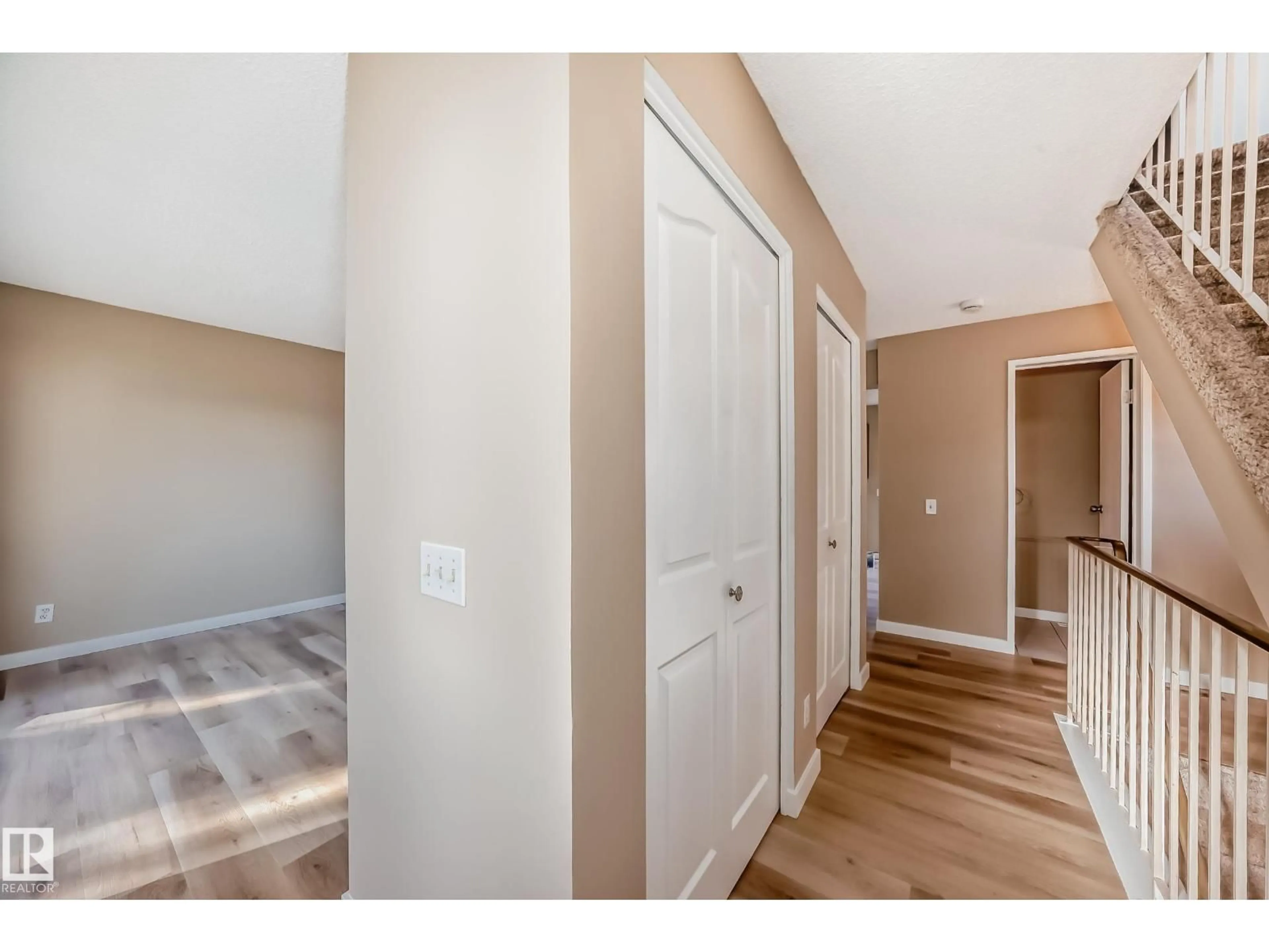Indoor entryway for 3508 17B AV, Edmonton Alberta T6L2P3