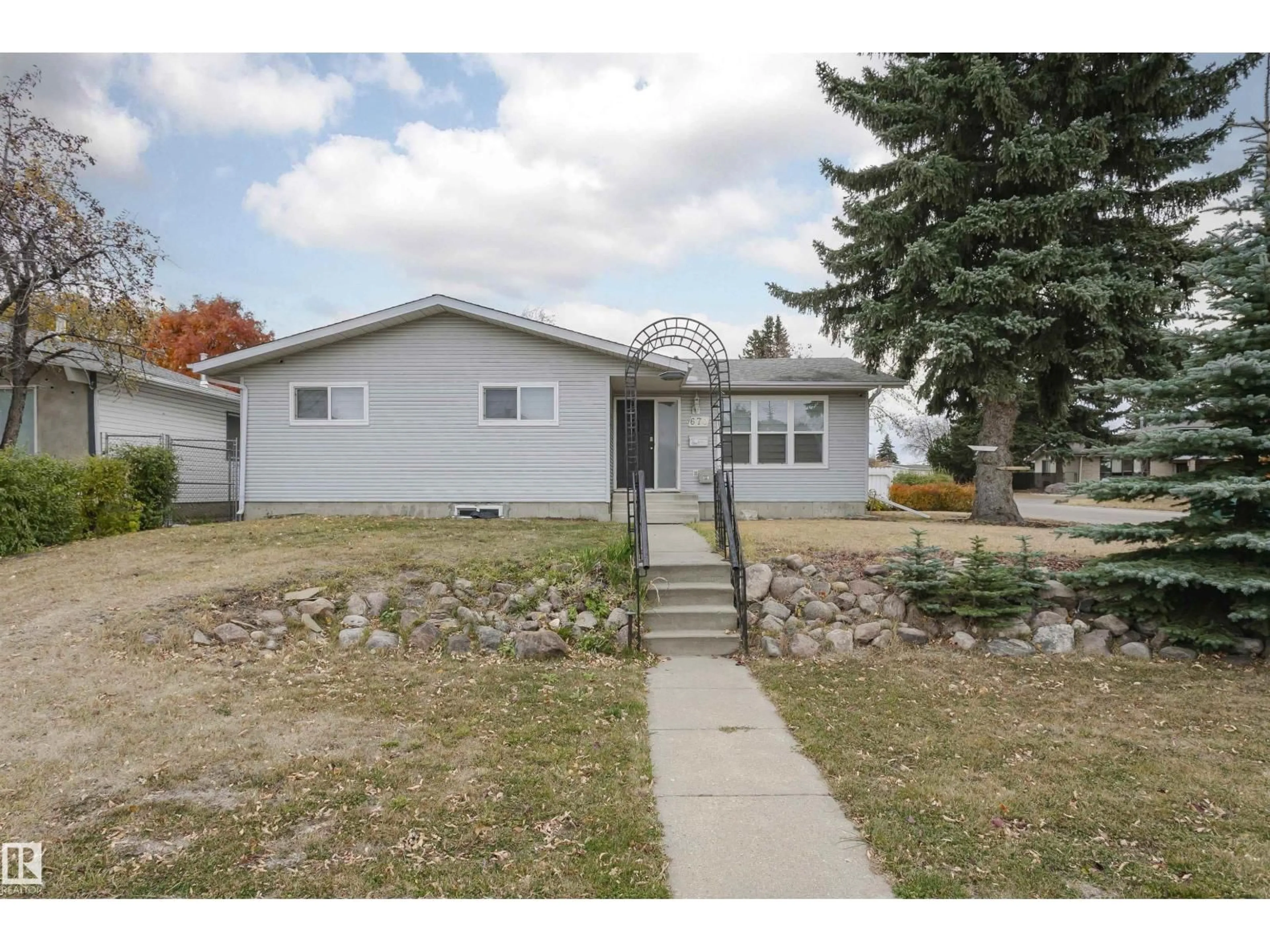 Home with vinyl exterior material, street for 670 LEE RIDGE RD, Edmonton Alberta T6W0P2