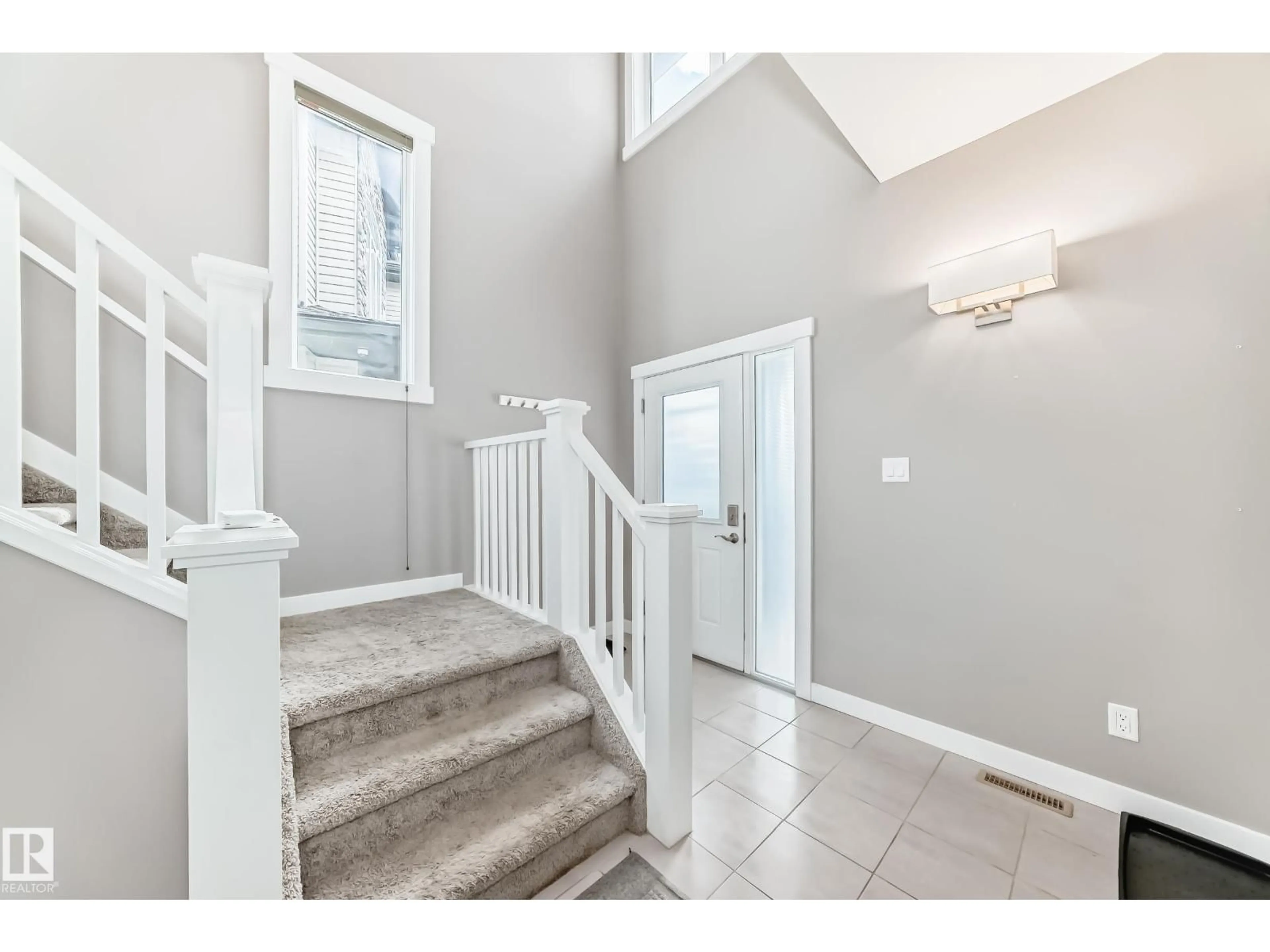 Indoor entryway for 723 57 ST, Edmonton Alberta T6X0G6