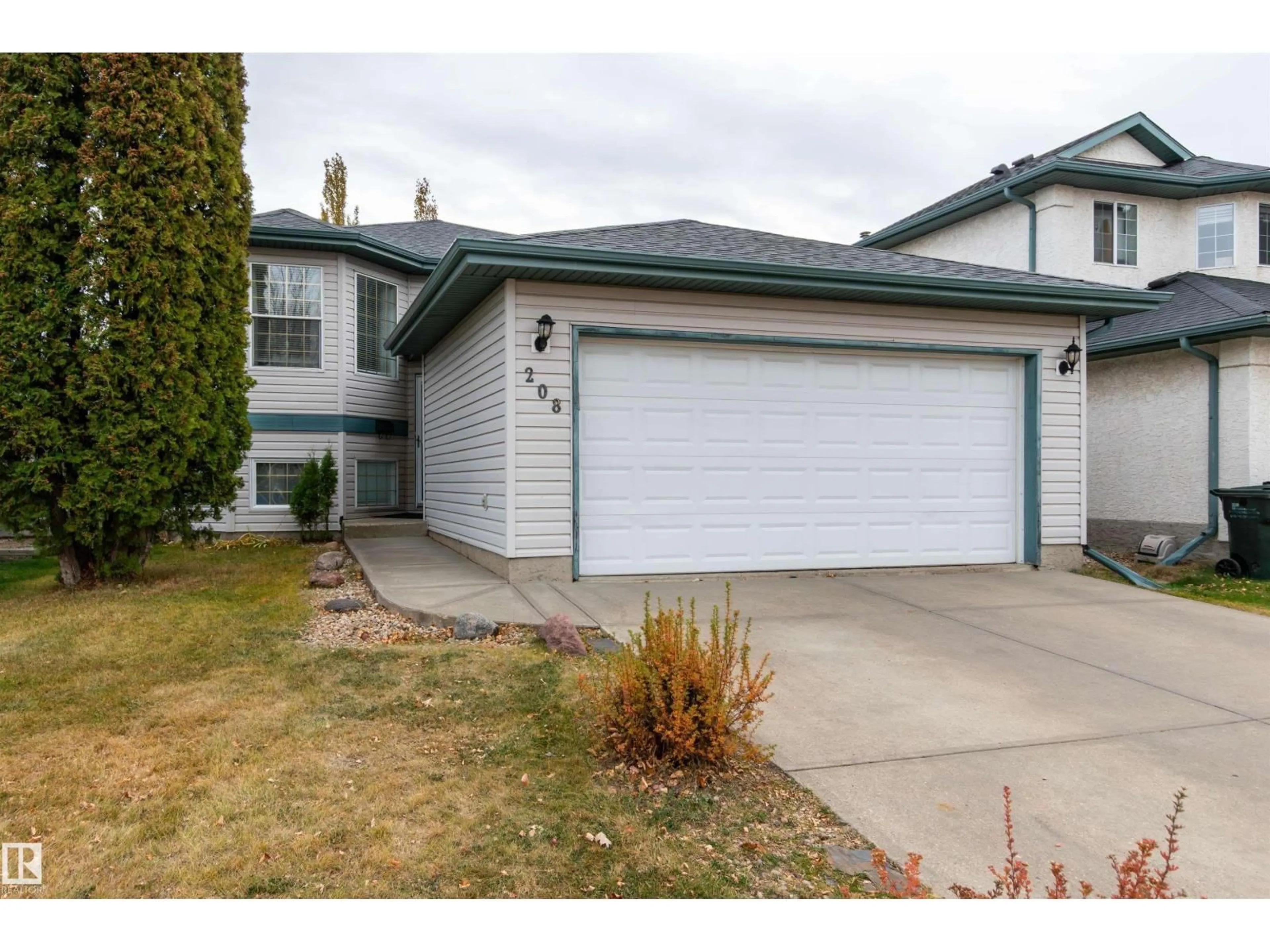 Home with vinyl exterior material, street for 208 RAINBOW CR, Sherwood Park Alberta T8A5W6