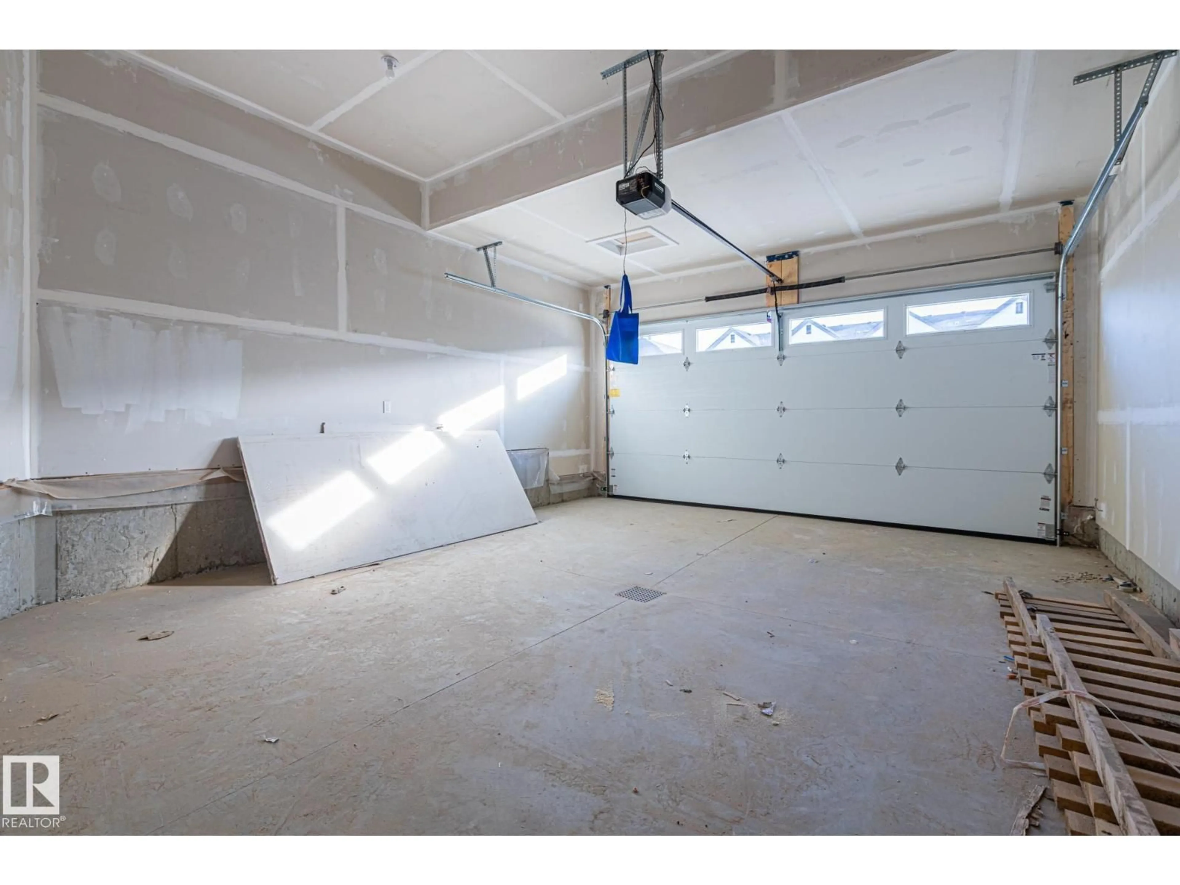 Indoor garage for 207 SAVOY CR, Sherwood Park Alberta T8H3A8