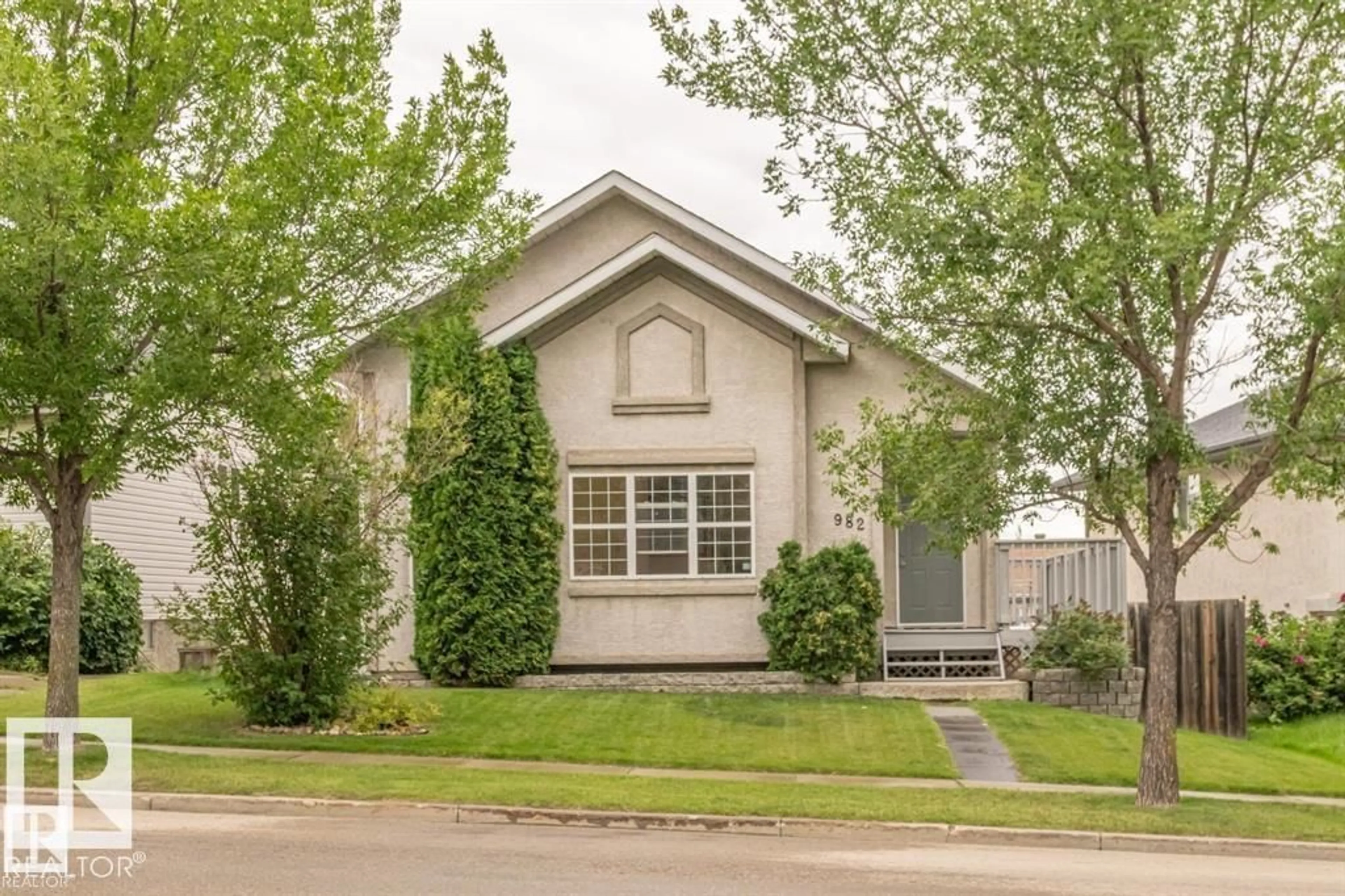 Home with vinyl exterior material, street for 982 JIM COMMON DR, Sherwood Park Alberta T8H1V1