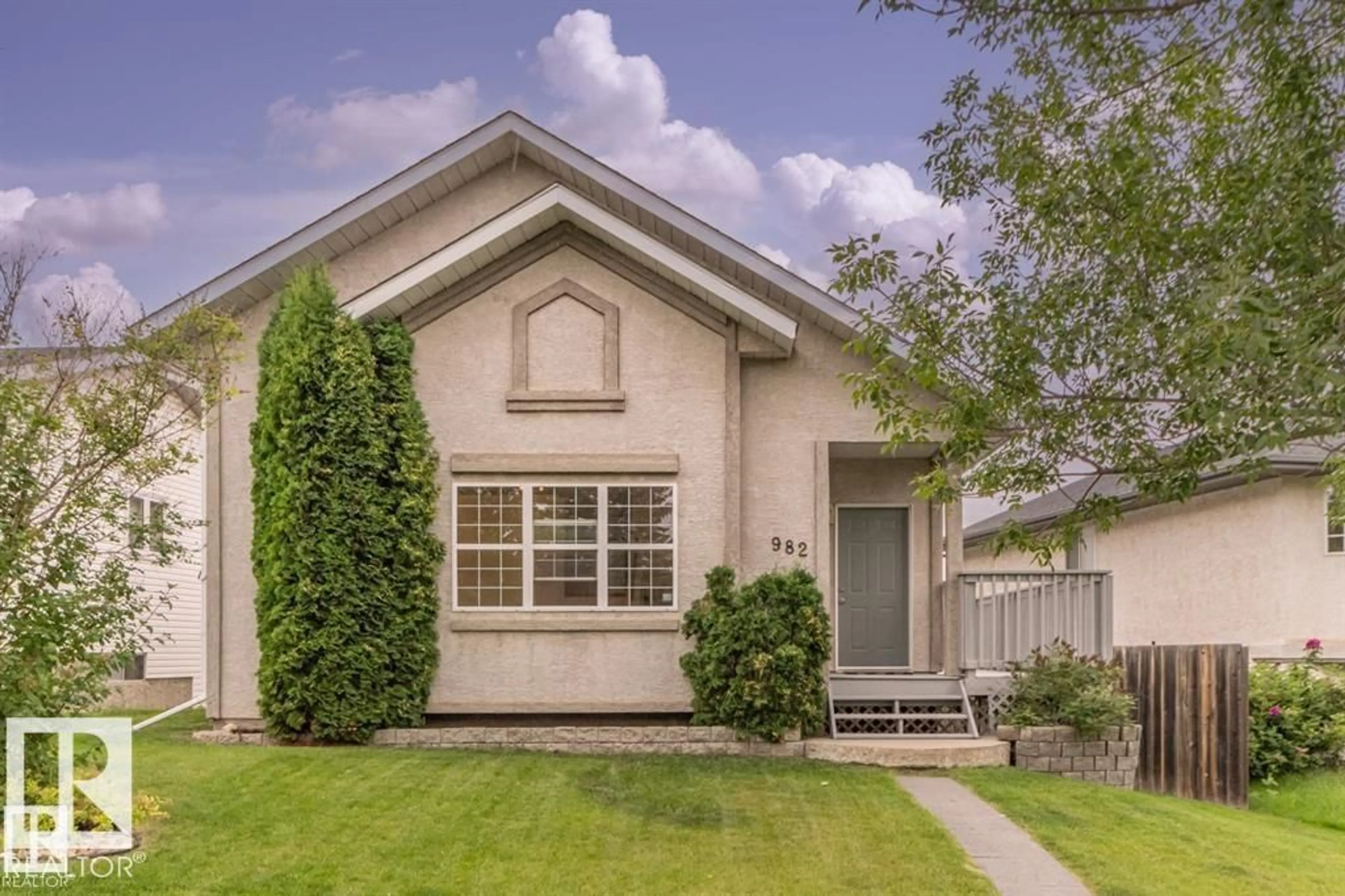 Home with vinyl exterior material, street for 982 JIM COMMON DR, Sherwood Park Alberta T8H1V1