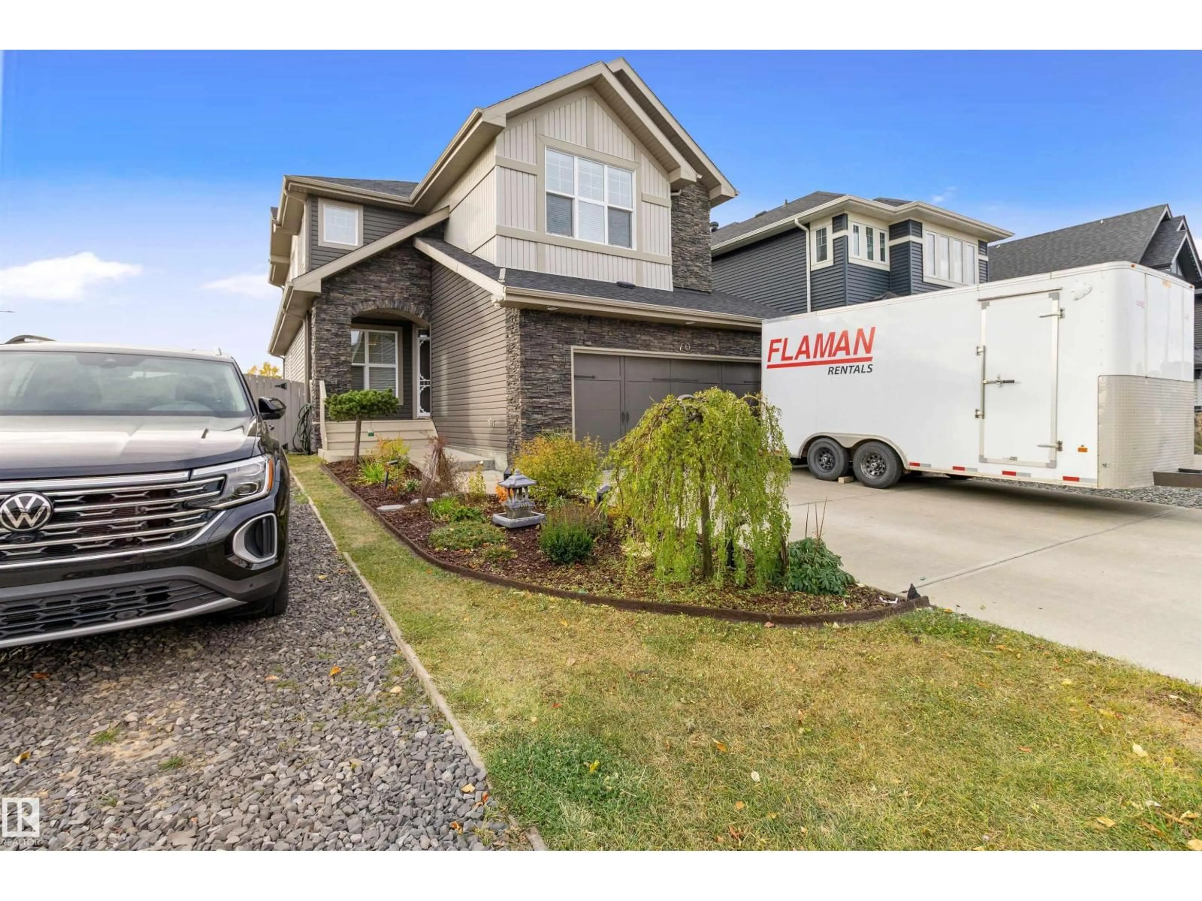 Home with vinyl exterior material, street for 70 AVEBURY CT, Sherwood Park Alberta T8H0Z3