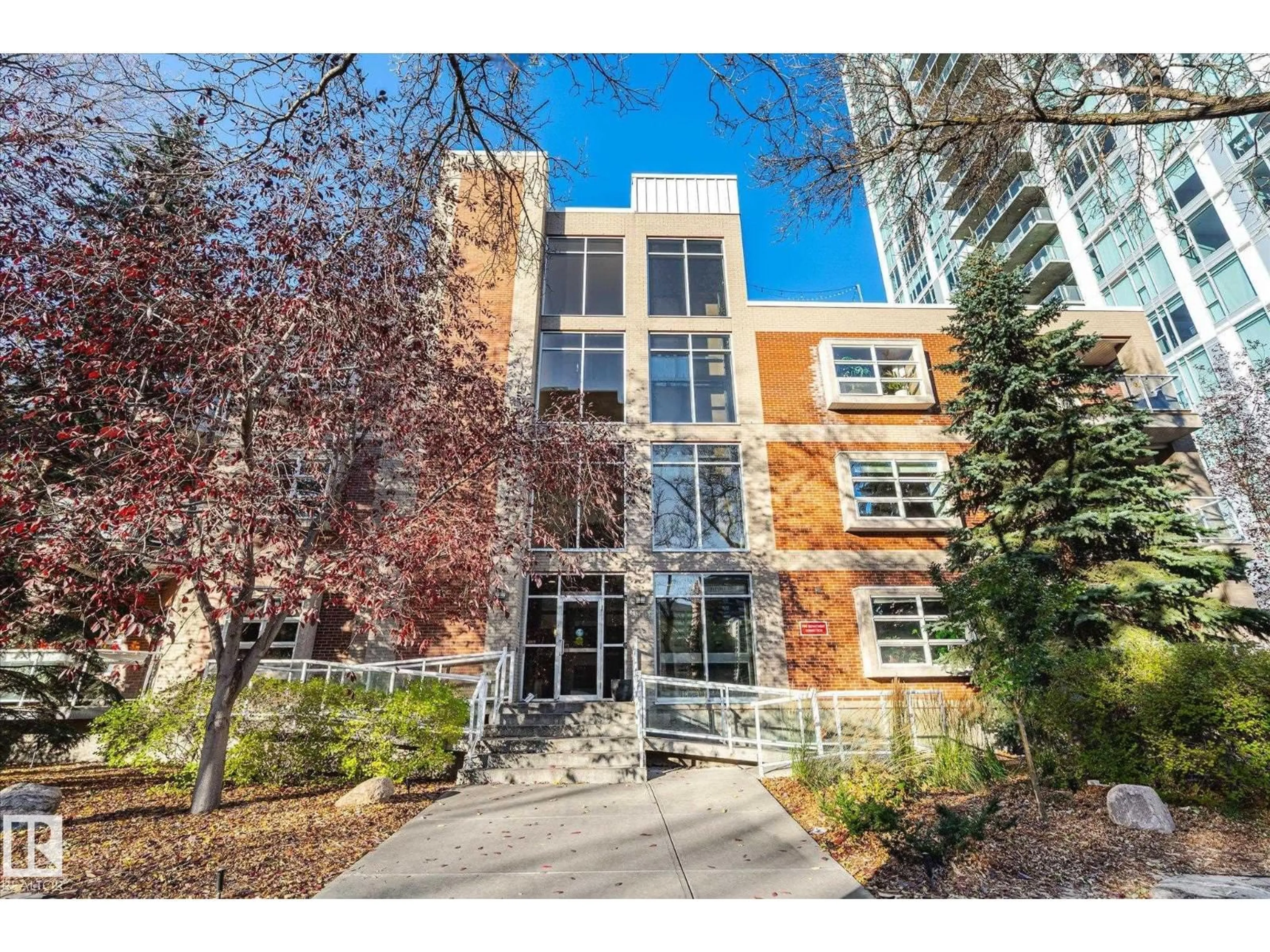 Indoor foyer for #303 - 9910 111 ST, Edmonton Alberta T5K1K2