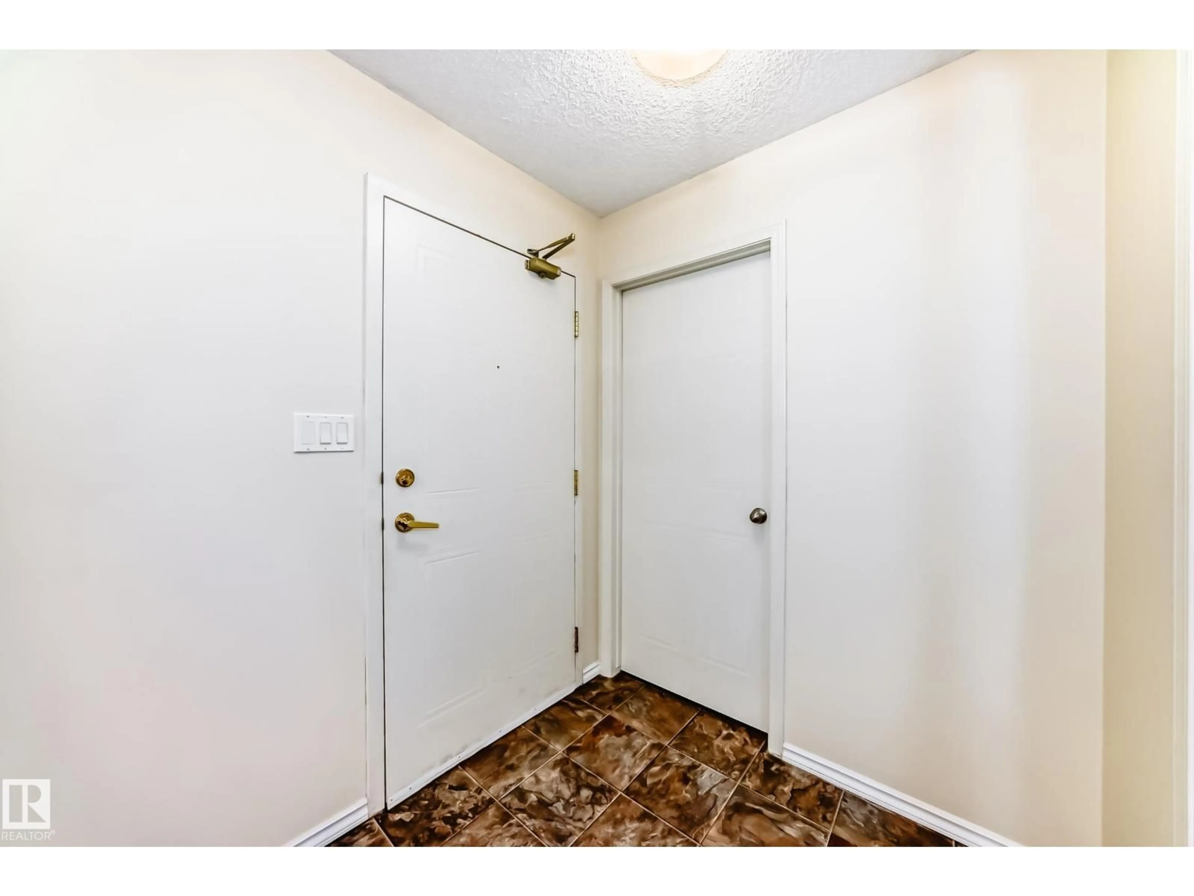 Indoor entryway for 117 15503 106 ST NW, Edmonton Alberta T5X5W7