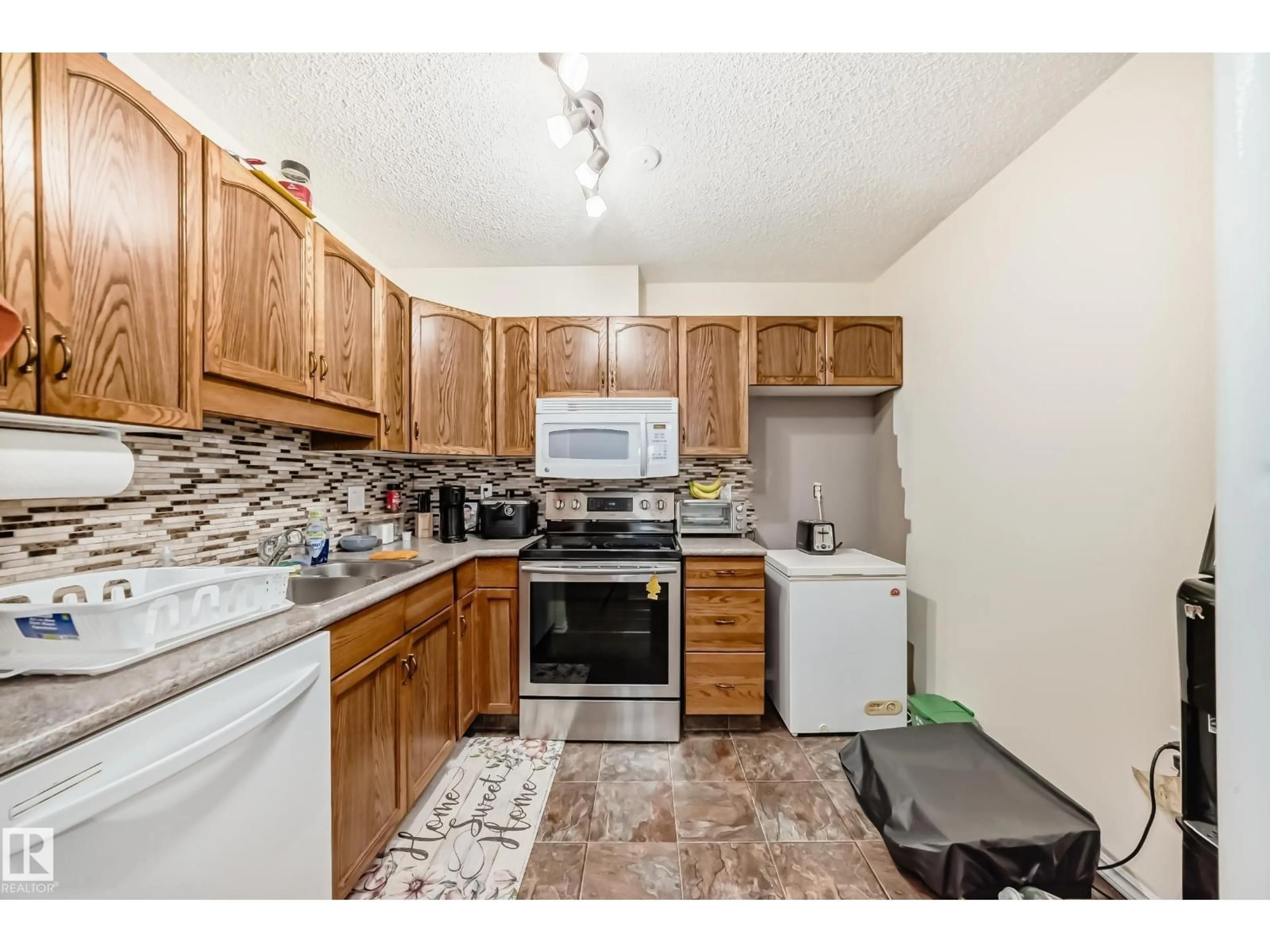 Standard kitchen, unknown for 117 15503 106 ST NW, Edmonton Alberta T5X5W7