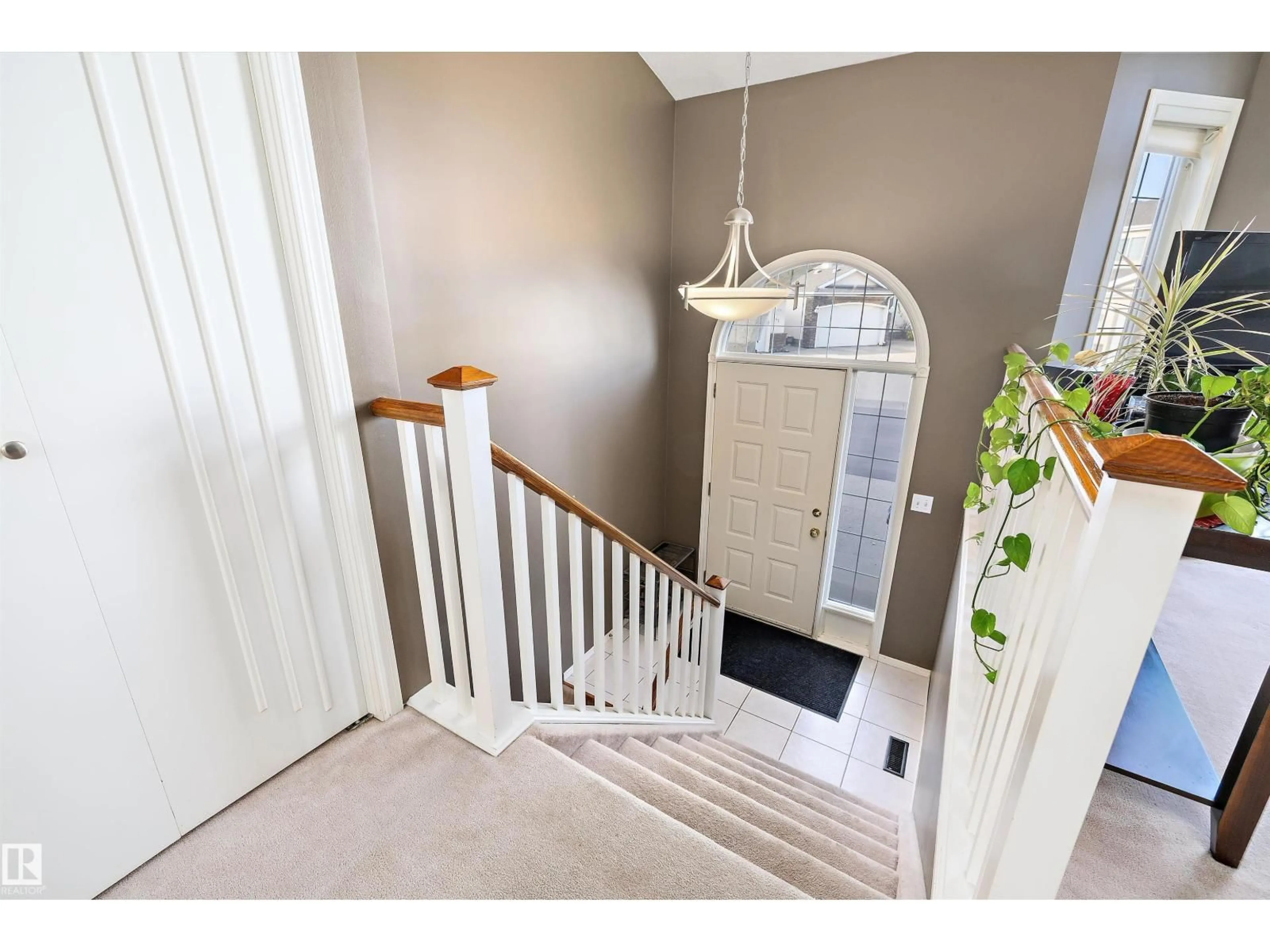 Indoor entryway for 20 11717 9B AV, Edmonton Alberta T6J7B7