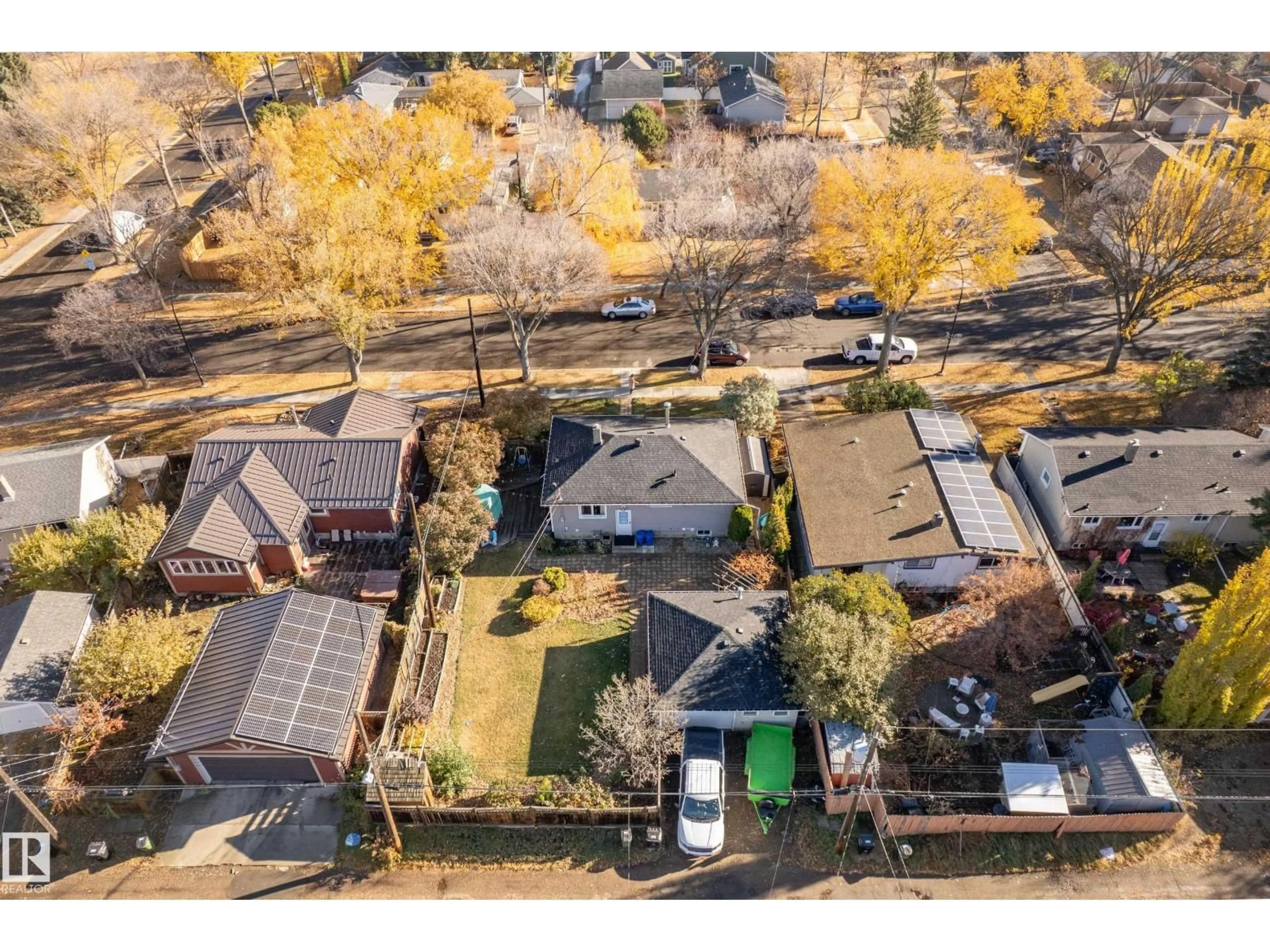 A pic from outside/outdoor area/front of a property/back of a property/a pic from drone, street for 6812 86 ST, Edmonton Alberta T6E2Y1