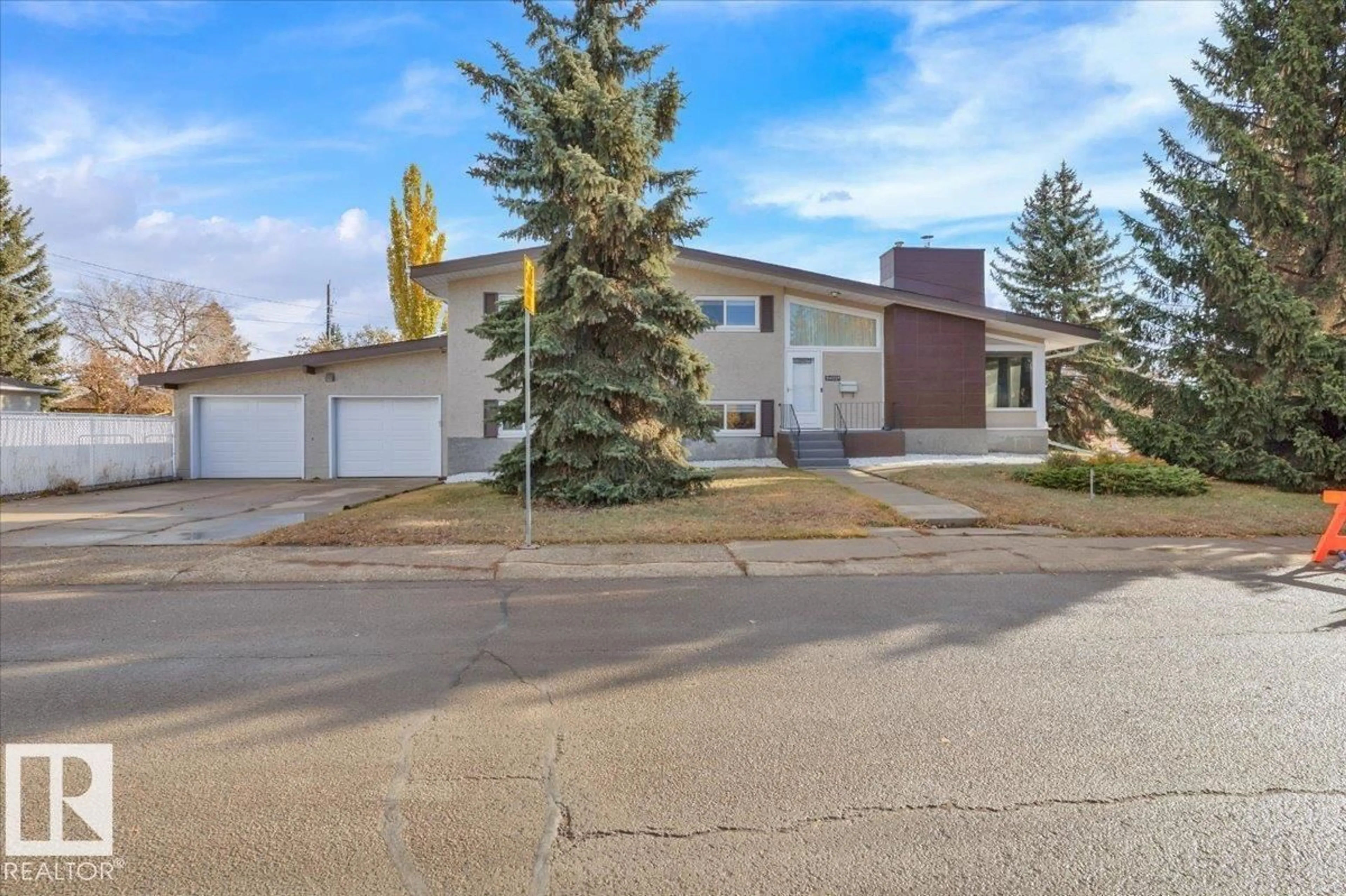A pic from outside/outdoor area/front of a property/back of a property/a pic from drone, street for 9403 62 ST, Edmonton Alberta T6B1P3