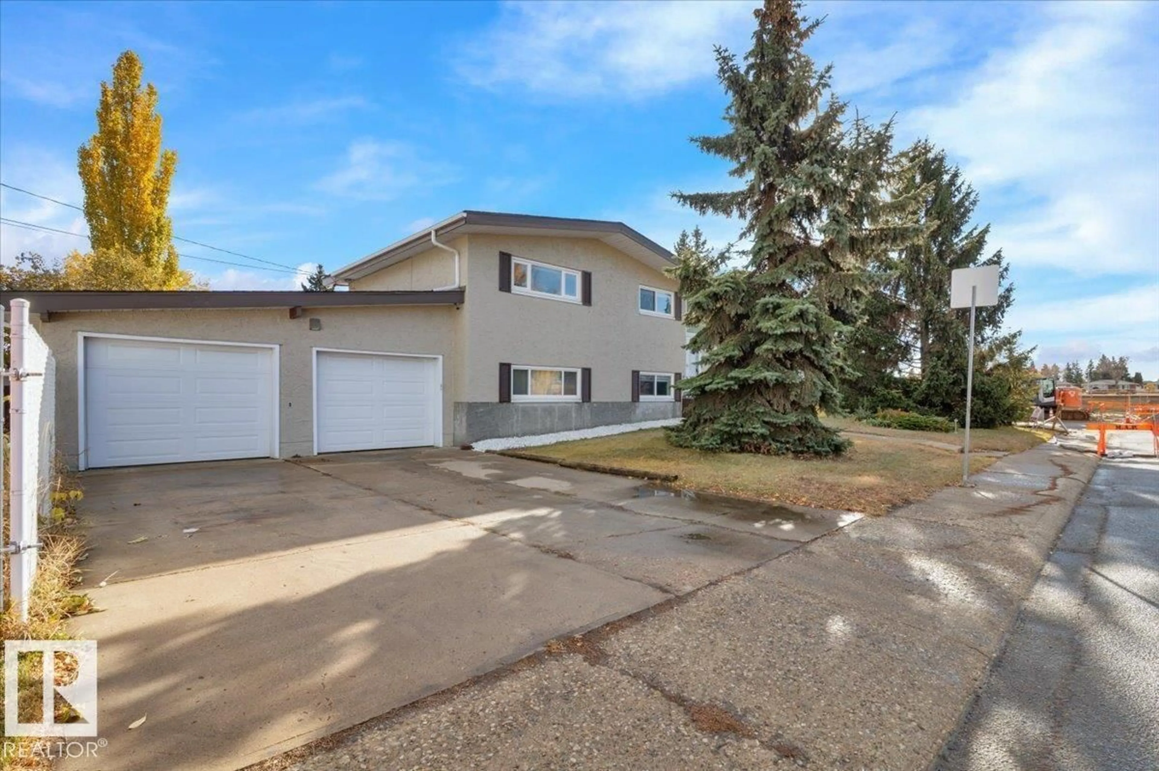 A pic from outside/outdoor area/front of a property/back of a property/a pic from drone, street for 9403 62 ST, Edmonton Alberta T6B1P3