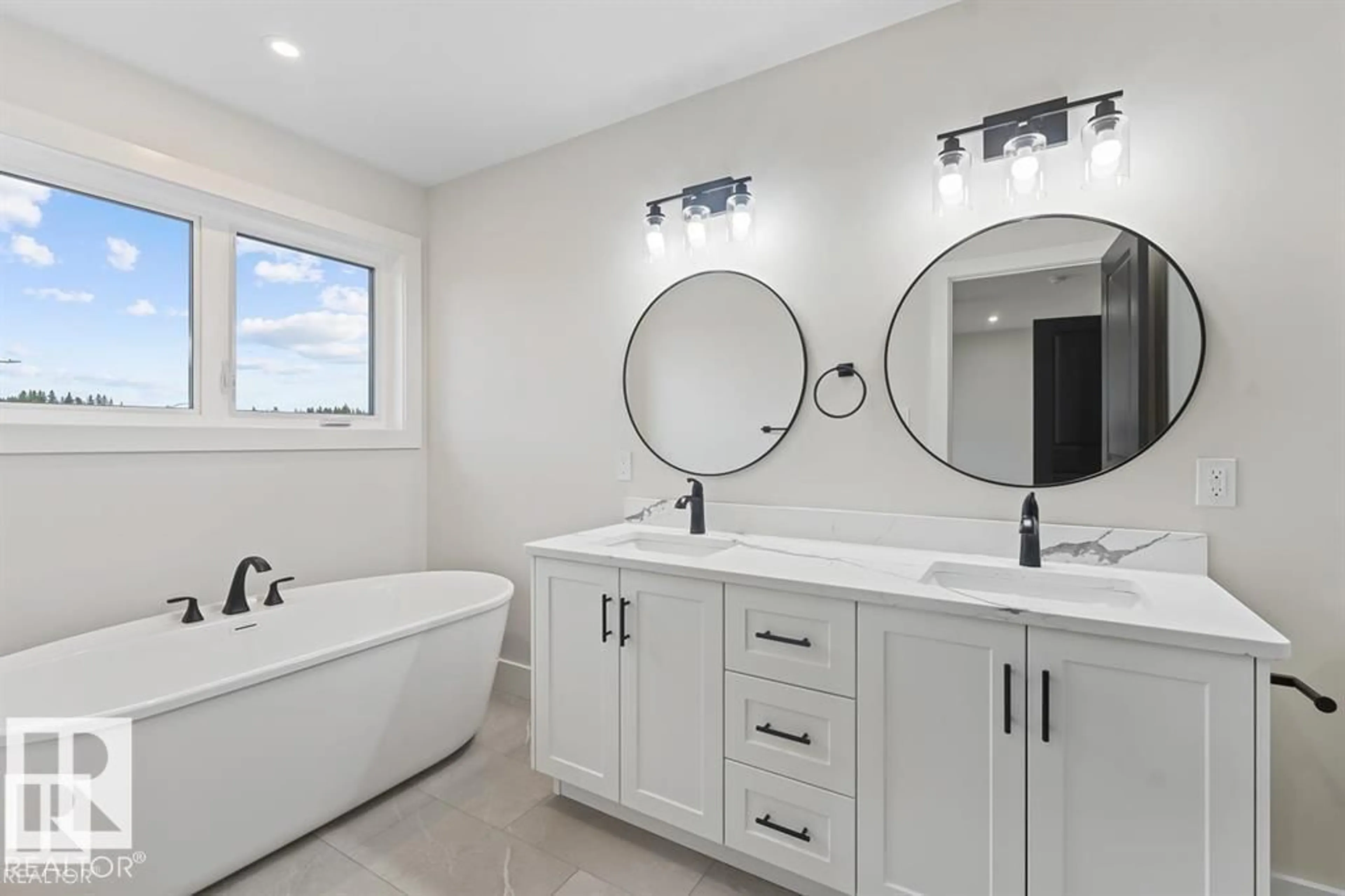 Contemporary bathroom, ceramic/tile floor for 42230 - 402 TOWNSHIP ROAD 632, Rural Bonnyville M.D. Alberta T9M1P1